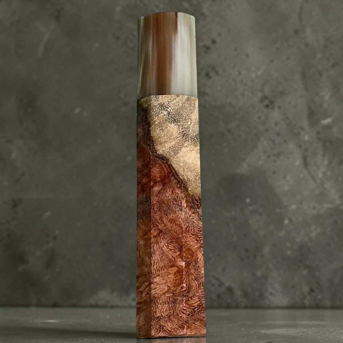 Amboyna con contrasto e corno wa manico No. 2, 113 mm. Legno rosso rame con un'ampia area pallida vicino alla parte superiore destra, abbinato a corno crema con una striscia verticale marrone grassetto. #handle_no. 2 - 113 mm