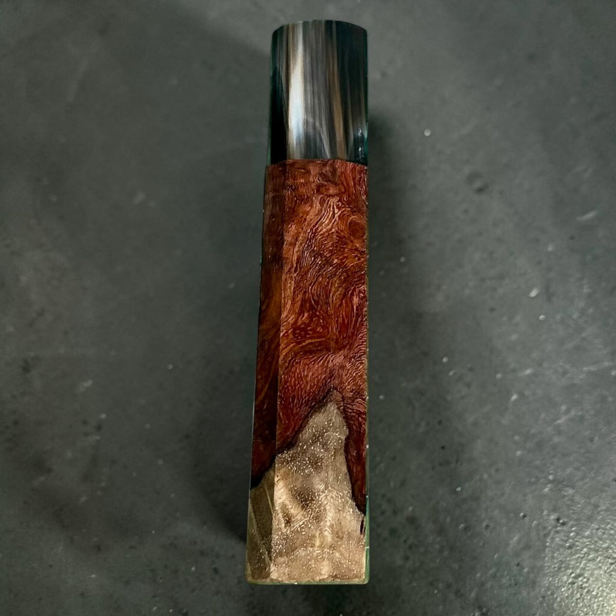 Amboyna with contrast and horn wa handle No. 3, 113 mm. Flowing red-brown figure with a large pale contrasting area toward the base, paired with dark horn and lighter grey streaks. #handle_no. 3 - 113 mm