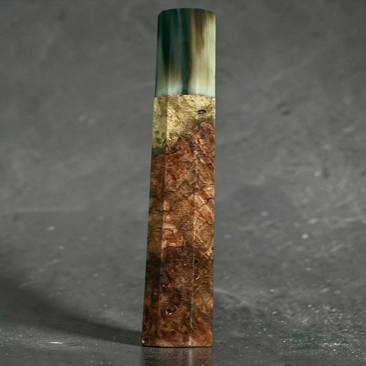 Amboyna with contrast and horn wa handle No. 4, 113 mm. Warm reddish-brown swirling grain with a pale golden area beneath the ferrule, paired with strongly contrasting dark and cream horn. #handle_no. 4 - 113 mm