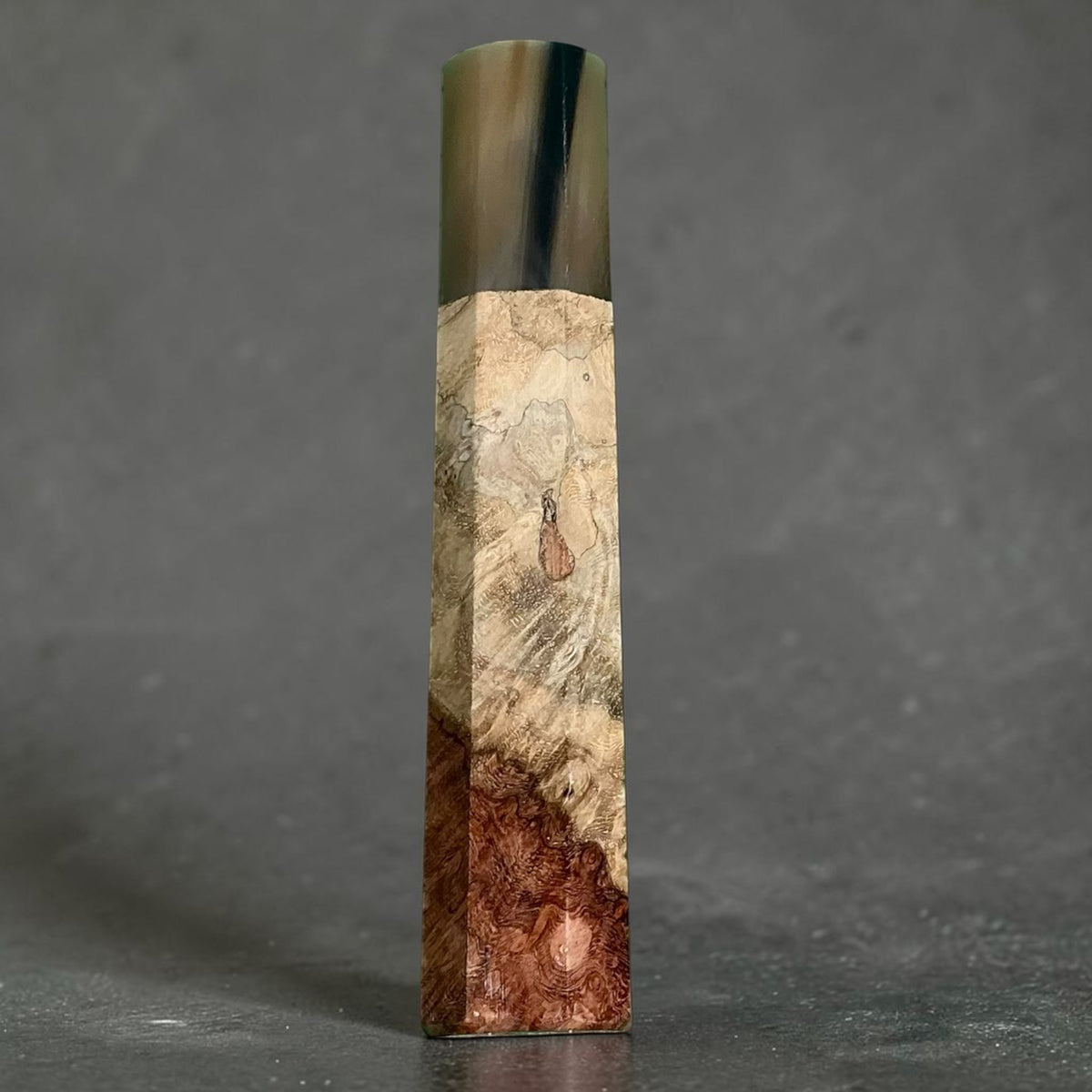 Amboyna with contrast and horn wa handle No. 5, 128 mm. A broad pale golden face with fine darker lines and a reddish-brown lower section, paired with golden-brown horn and a dark vertical stripe. #handle_no. 5 - 128 mm