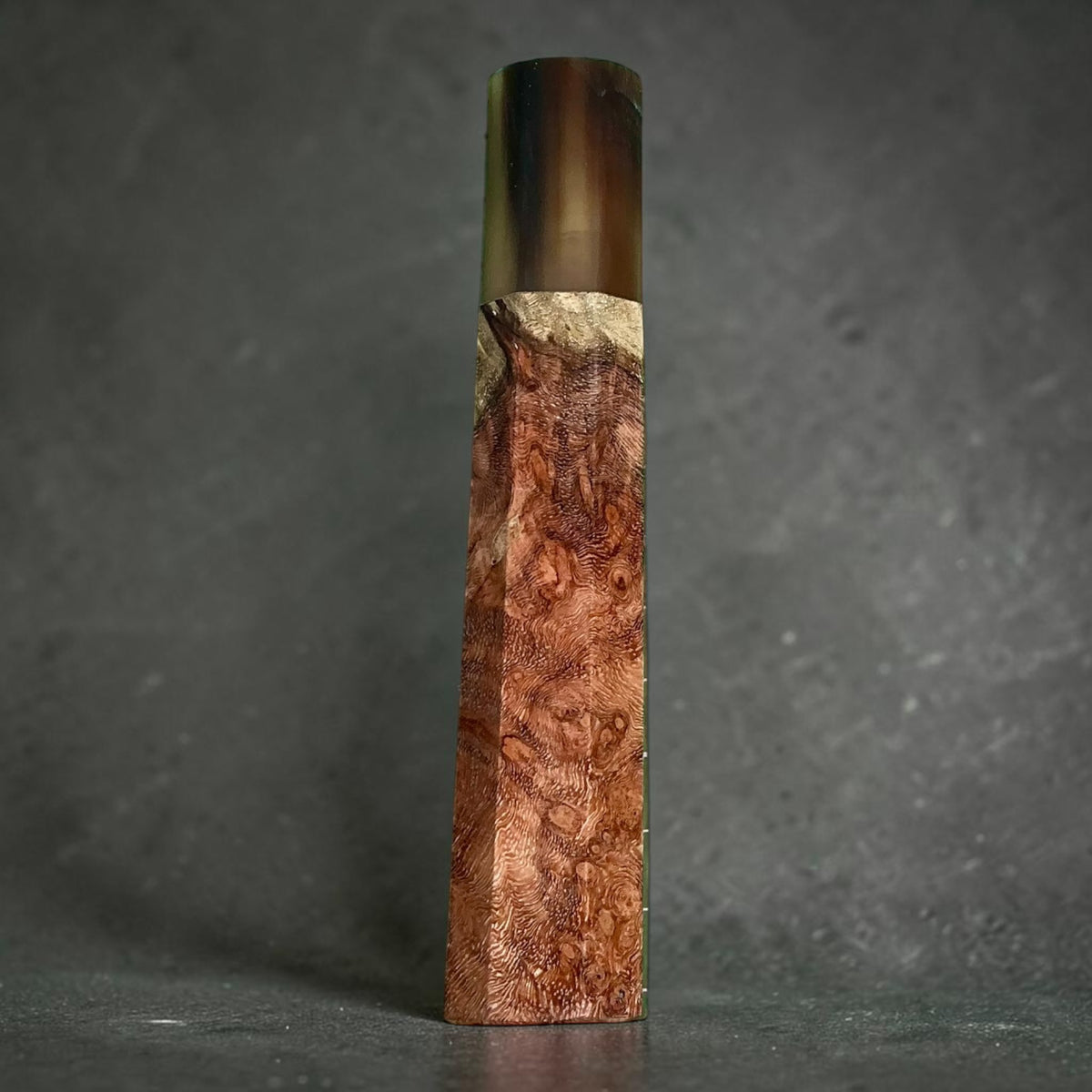 Amboyna with contrast and horn wa handle No. 6, 128 mm. Rich copper-red wood with closely spaced eye-like figure and a narrow pale area below the ferrule, paired with shaded brown and dark horn. #handle_no. 6 - 128 mm