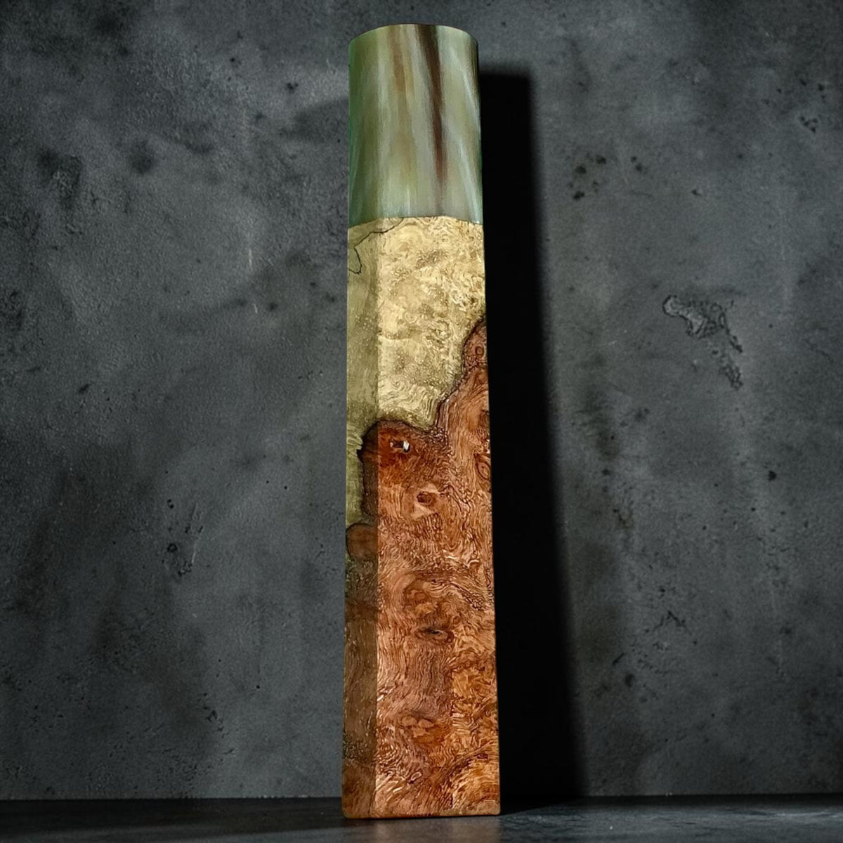 Amboyna with contrast and horn wa handle No. 7, 134 mm. A sweeping boundary between pale golden wood above and warm red-brown figure below, paired with light cream horn and a darker brown streak. #handle_no. 7 - 134 mm