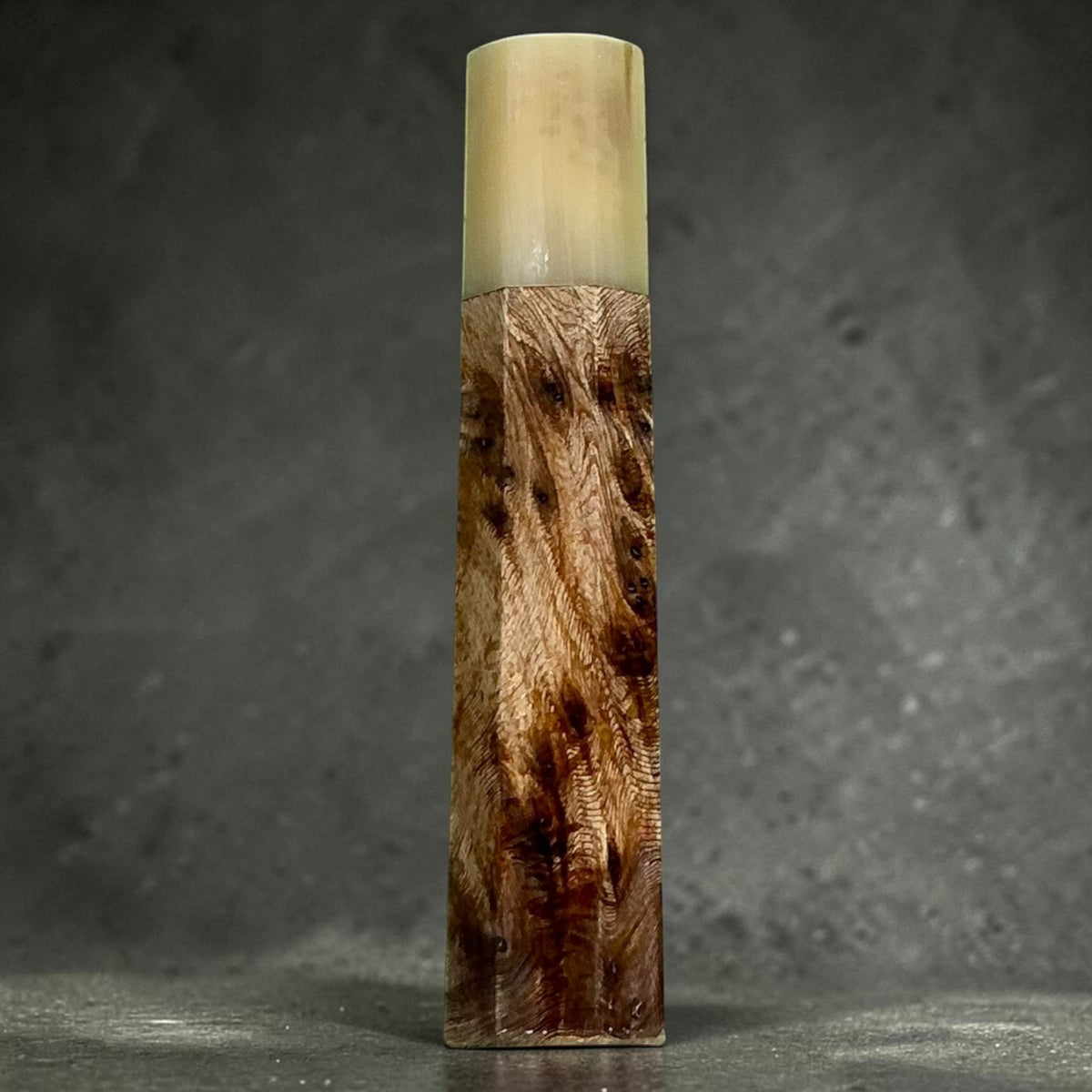 Impugnatura in legno di cipresso e corno, 116 mm, manico 1, grano vorticoso scuro e ghiera in corno chiaro #handle_handle 1