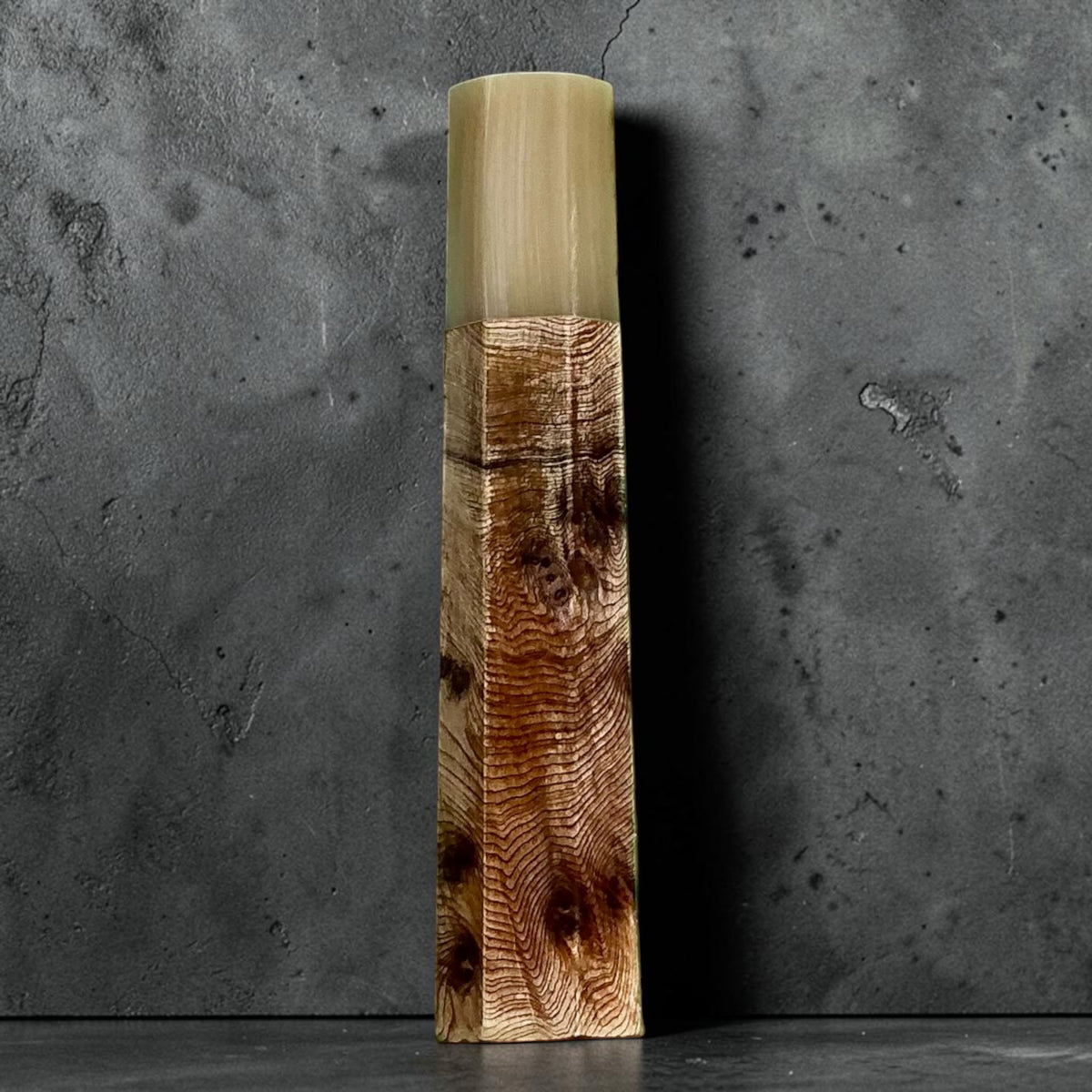 Messergriff aus Zypressenholz und Horn, 116 mm, Griff 4, feine, wellige Maserung mit dunklen, augenartigen Markierungen und warmer, heller Hornzwinge #handle_handle 4