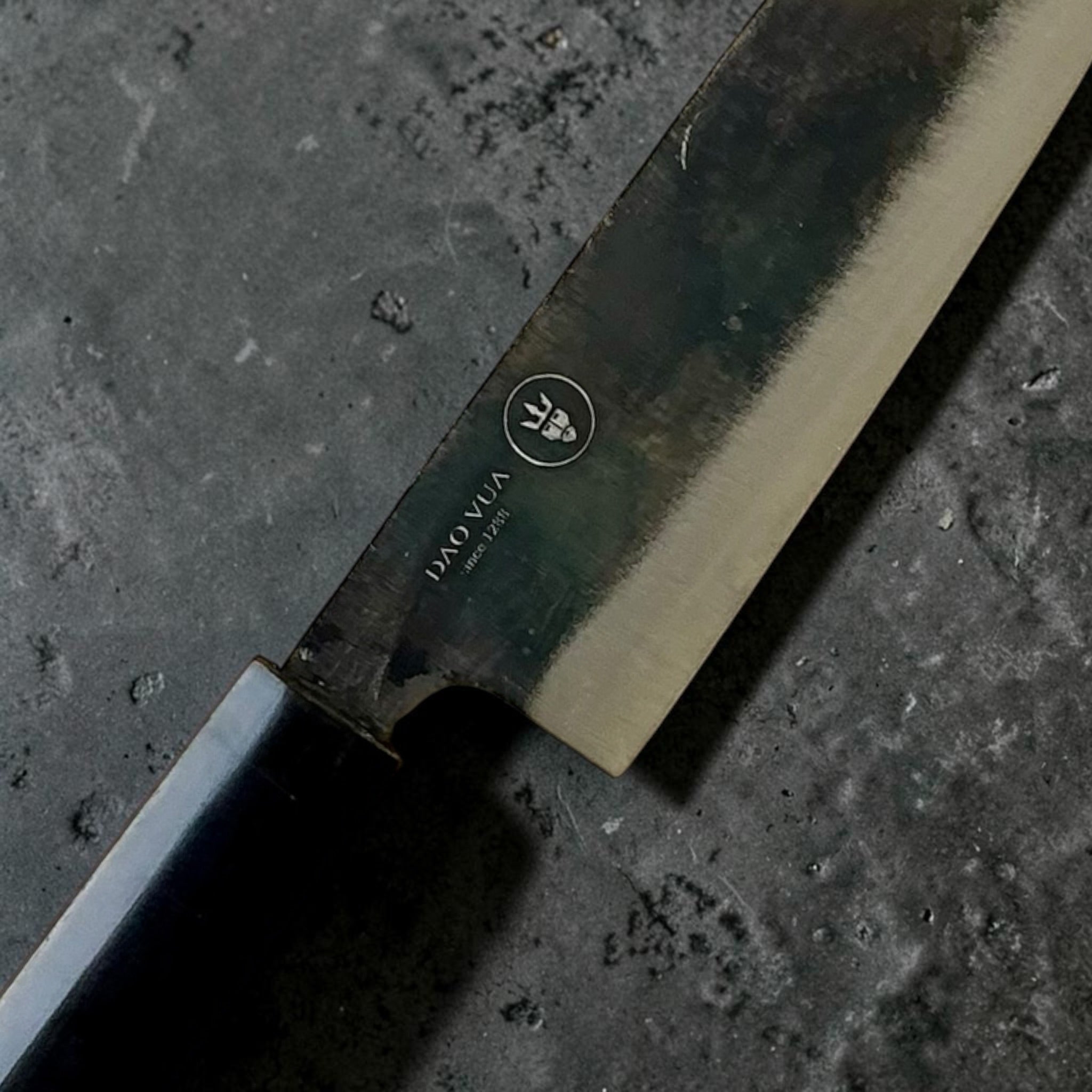 Dao Vua V3 Kuro Tsuchime Santoku - makers mark and blade detail