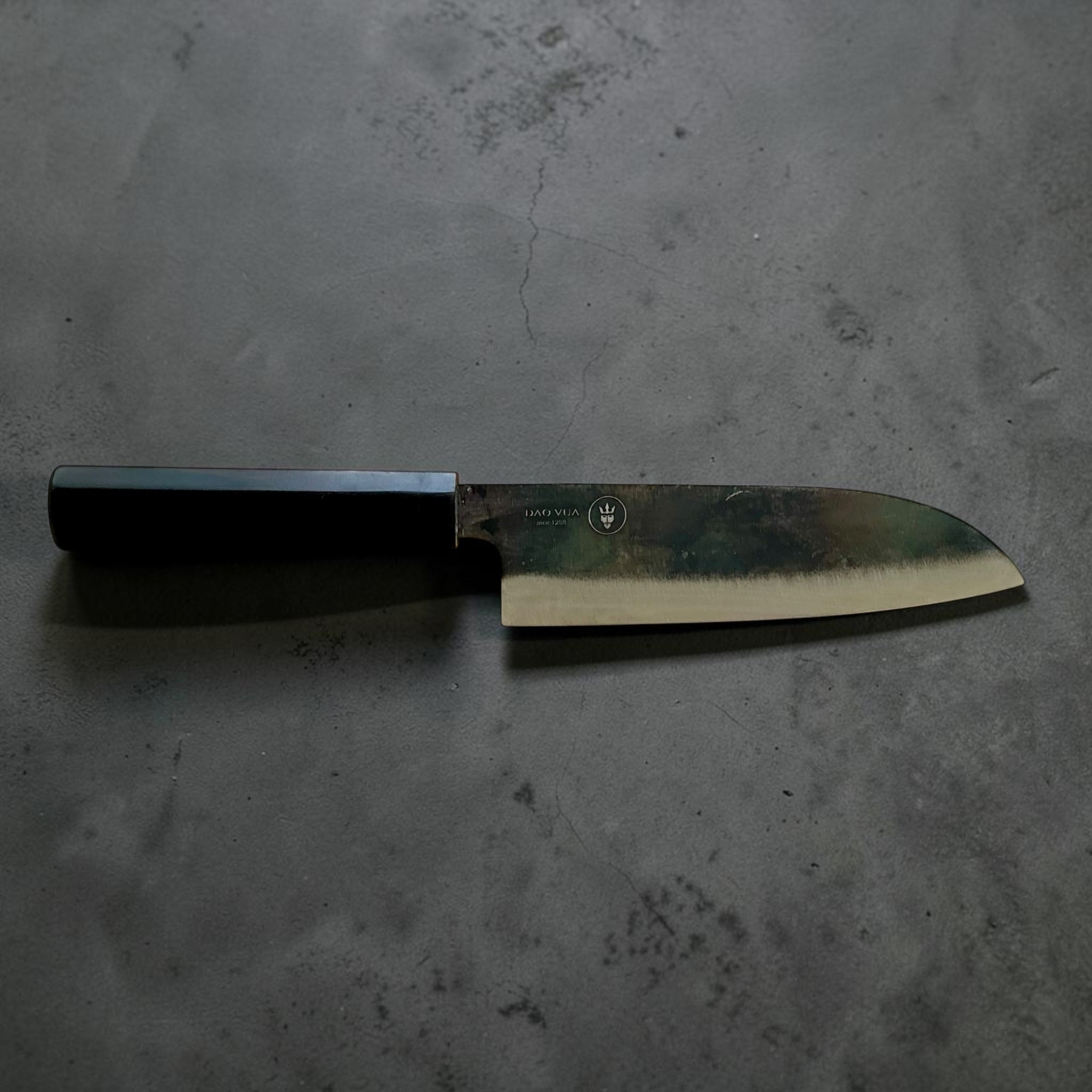 Dao Vua V3 52100 Kuro Tsuchime Santoku 165mm - makers mark side