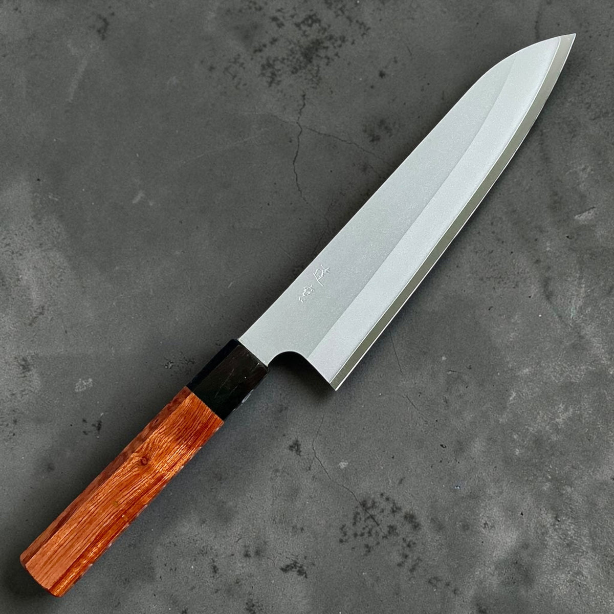 Daruma Hamono Ginsan No. 3 Migaki Gyuto 210mm met handvat van palissander en ebbenhout, vooraanzicht. #handle_rosewood and ebony