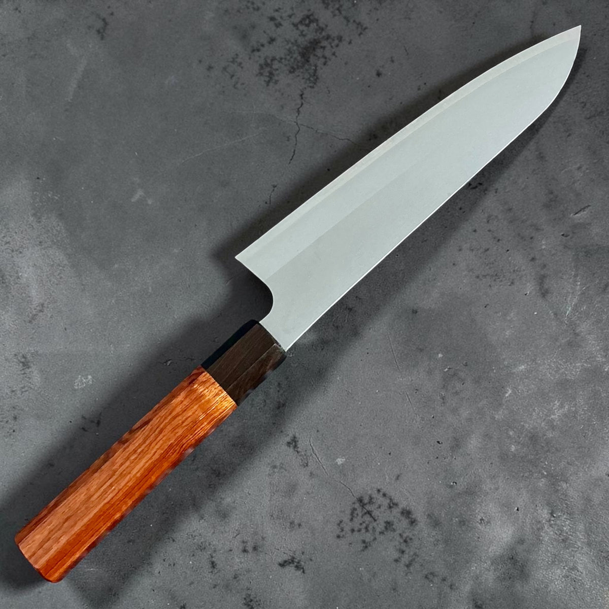 Daruma Hamono Ginsan No. 3 Migaki Gyuto 210mm met handvat van palissander en ebbenhout, achteraanzicht. #handle_rosewood and ebony