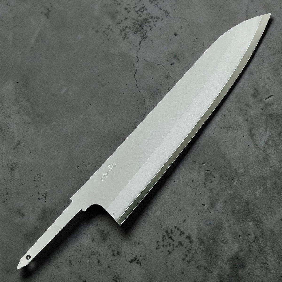 Daruma Hamono Ginsan No. 3 Migaki Gyuto 240mm : lame seule, vue de face. #handle_blade only