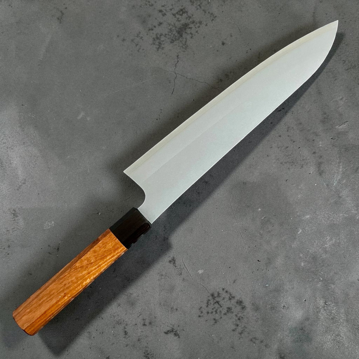 Daruma Hamono Ginsan No. 3 Migaki Gyuto 240mm avec manche en palissandre et ébène, vue de dos. #handle_rosewood and ebony