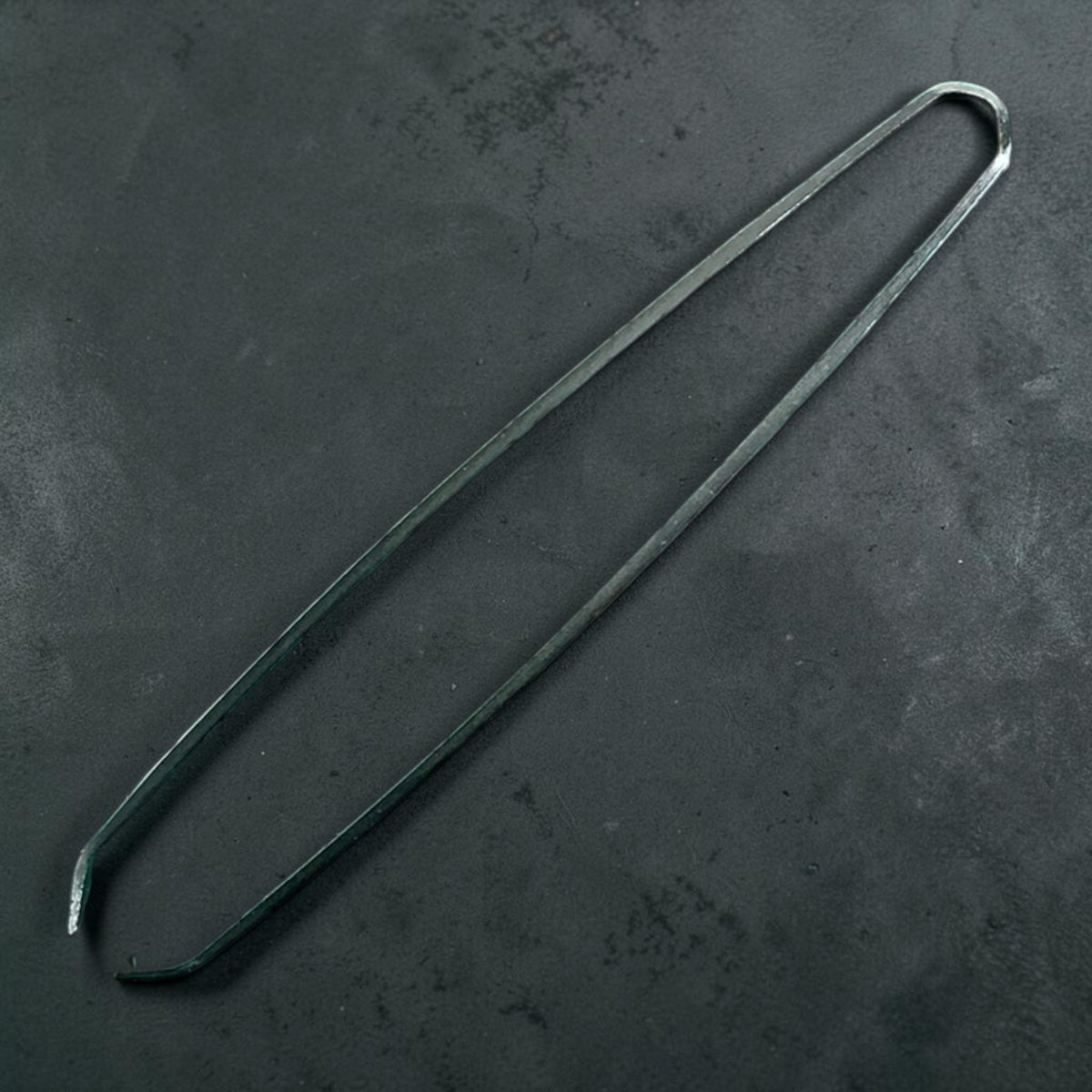 Pinzetta grande per lische di pesce, profilo laterale con punte di presa curve