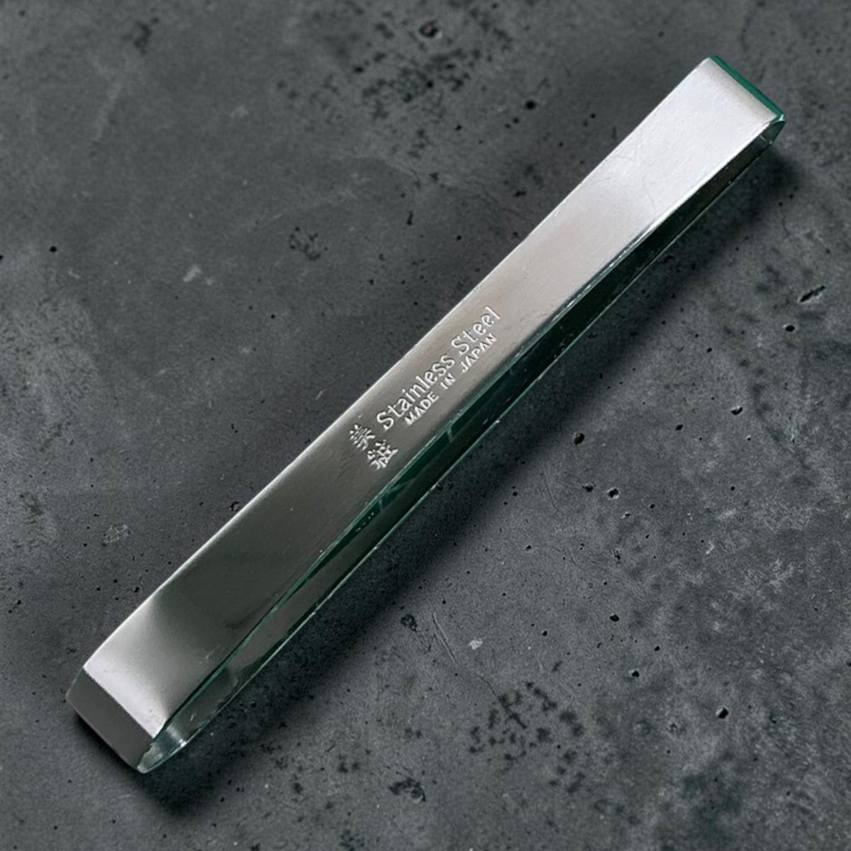 Pinzetta grande per lische di pesce con finitura in acciaio inox e incisione Made in Japan