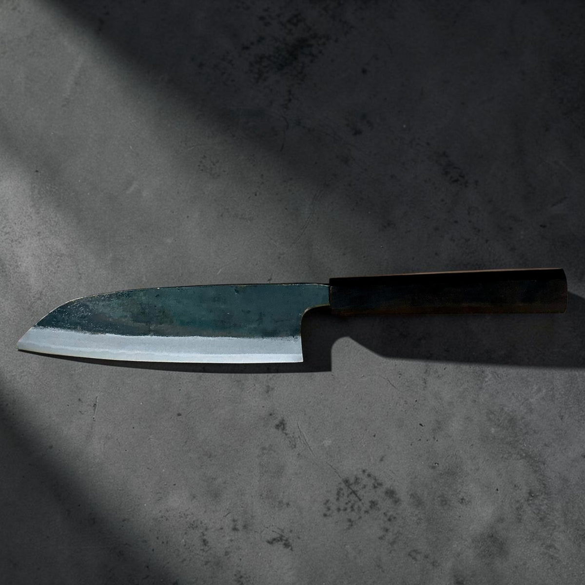 Full knife profile of the Hatsukokoro Kokugei Blue #1 Santoku with mono ebony handle.