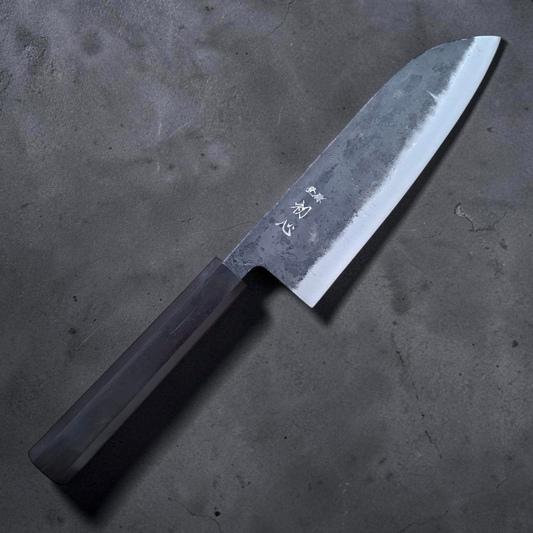 Hatsukokoro Kurogane Blue #2 kurouchi Santoku 165mm con manico monoblocco in ebano