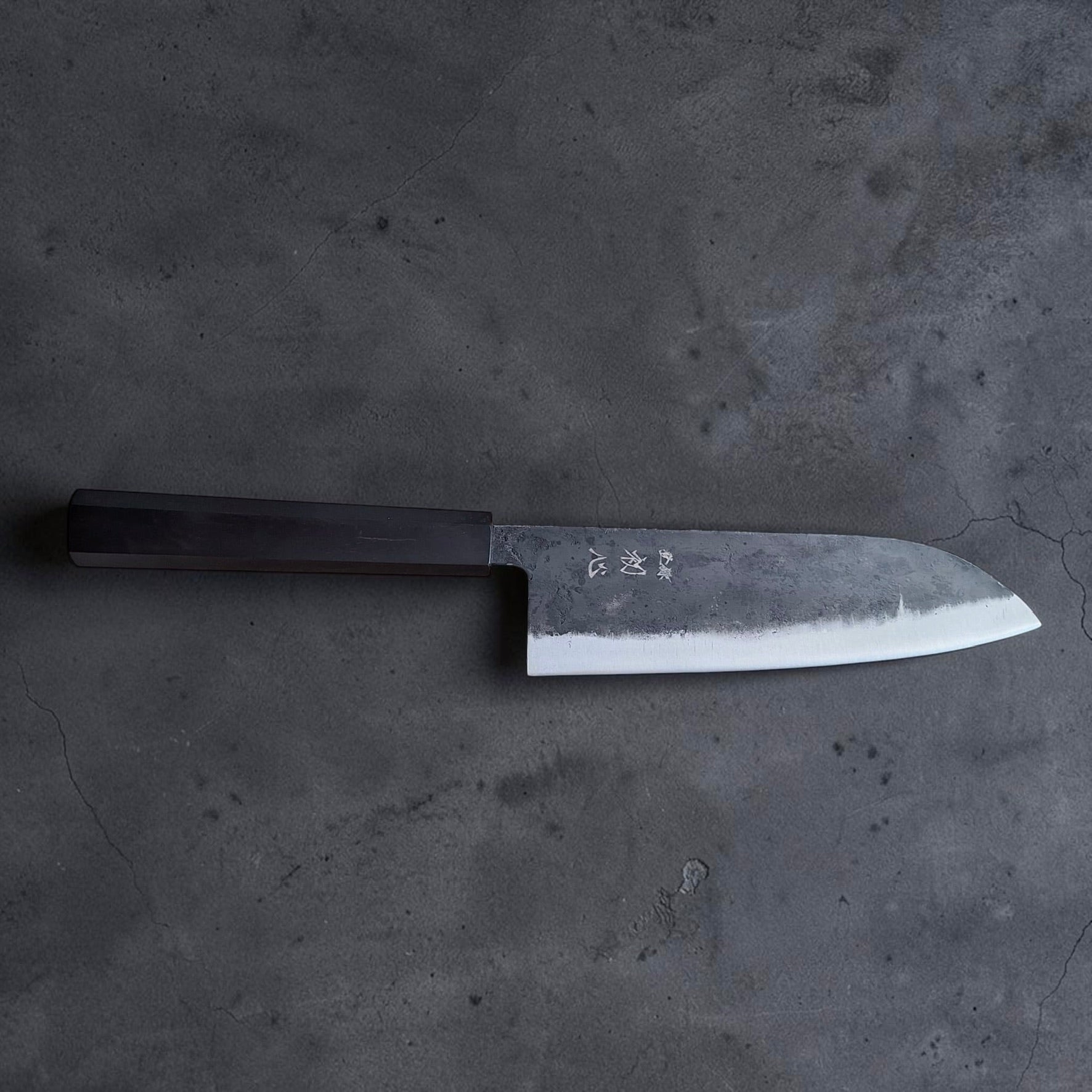 Profilo laterale completo dell’Hatsukokoro Kurogane Blue #2 Santoku 165mm