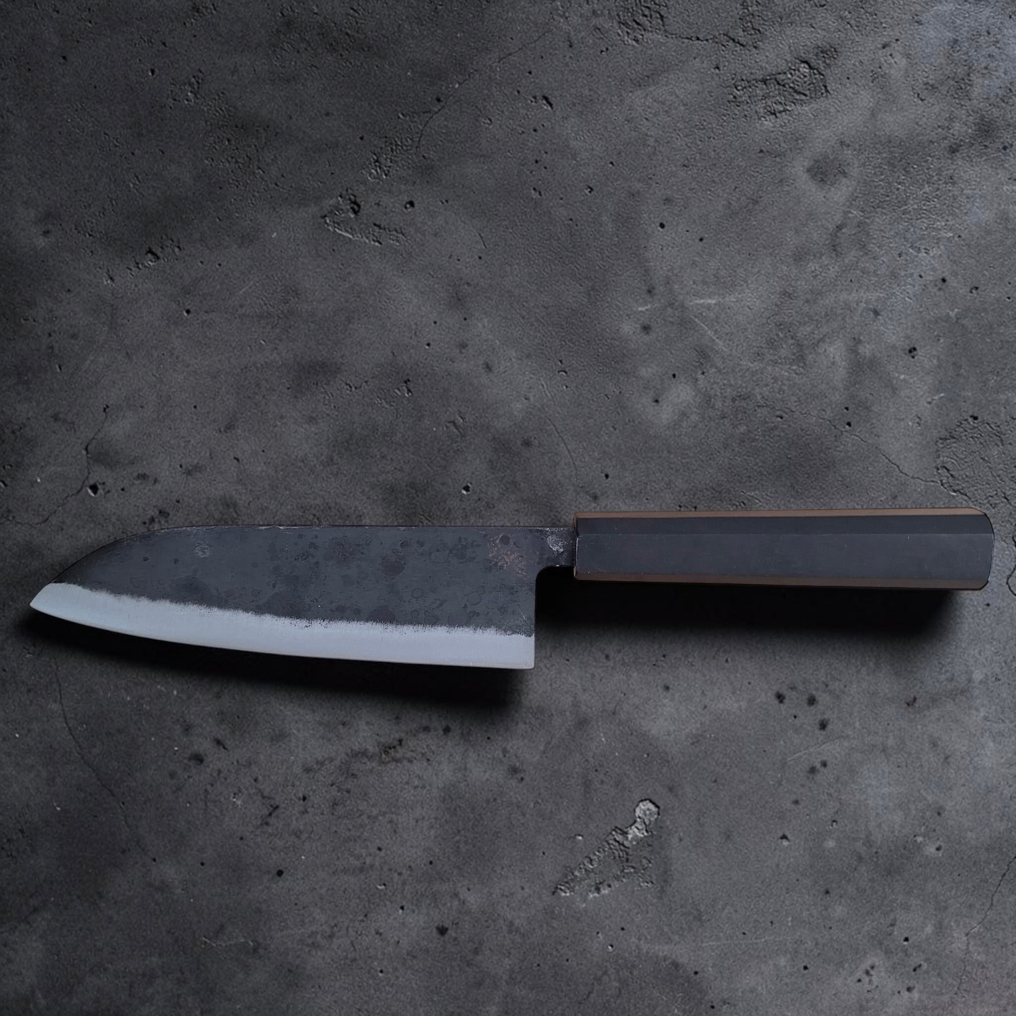 Rückseitiges Profil des Hatsukokoro Kurogane Blue #2 Santoku 165mm