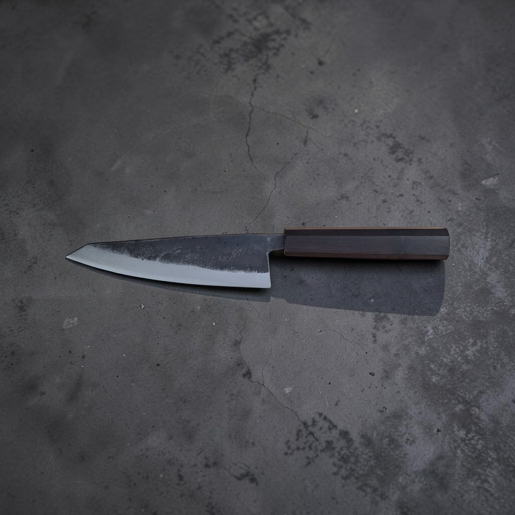 Side profile of the Hatsukokoro Kurogane honesuki 150mm with ebony wa handle