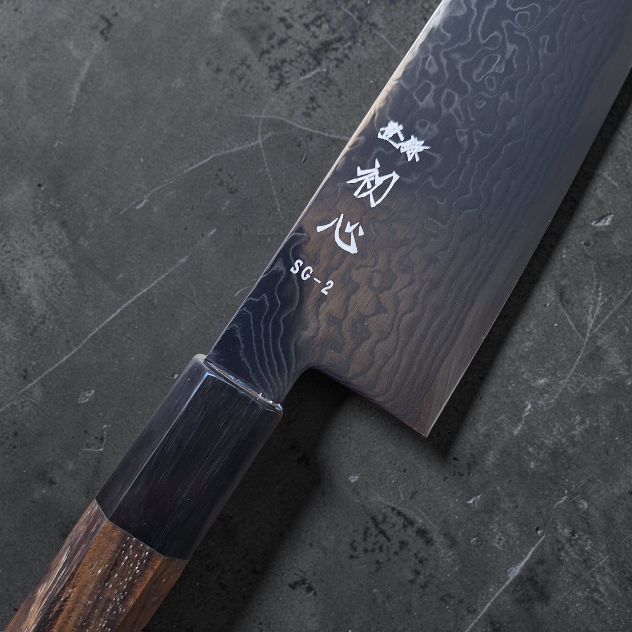 Hatsukokoro Ryuhyo black SG2 Damascus Bunka 180mm, SG2 engraving and walnut handle detail