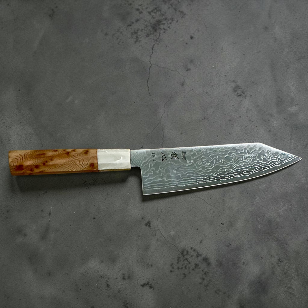 Full profile of Hatsukokoro Ryuhyo SG2 Damascus Migaki Bunka with cypress and horn handle