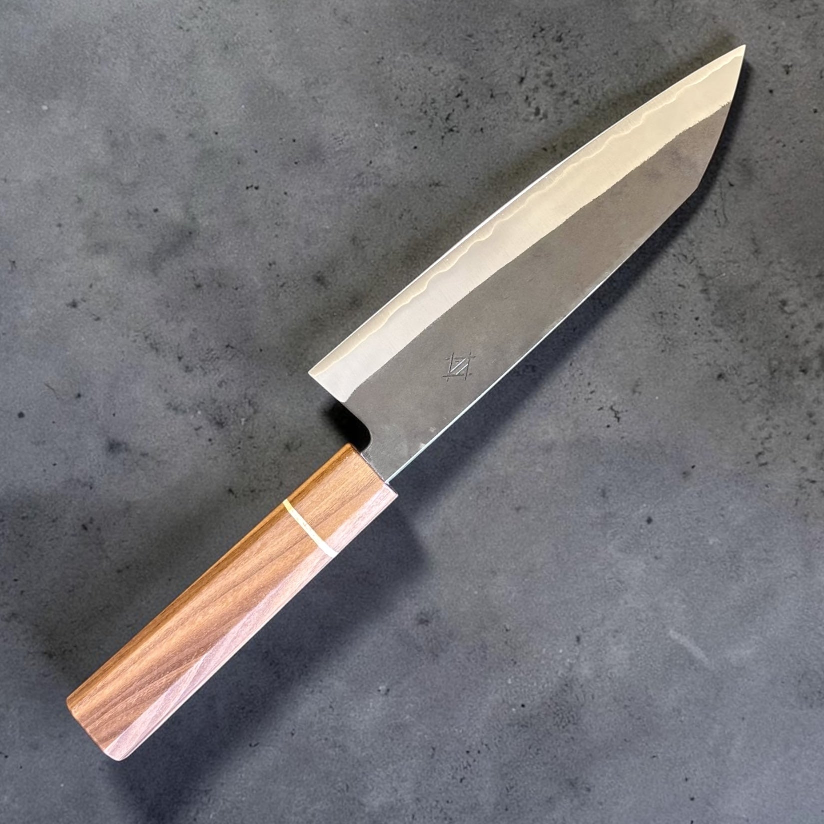 Riferimento anteriore di tre quarti della punta K-tip e della finitura kurouchi dell’Imai Aogami Super Bunka 183mm