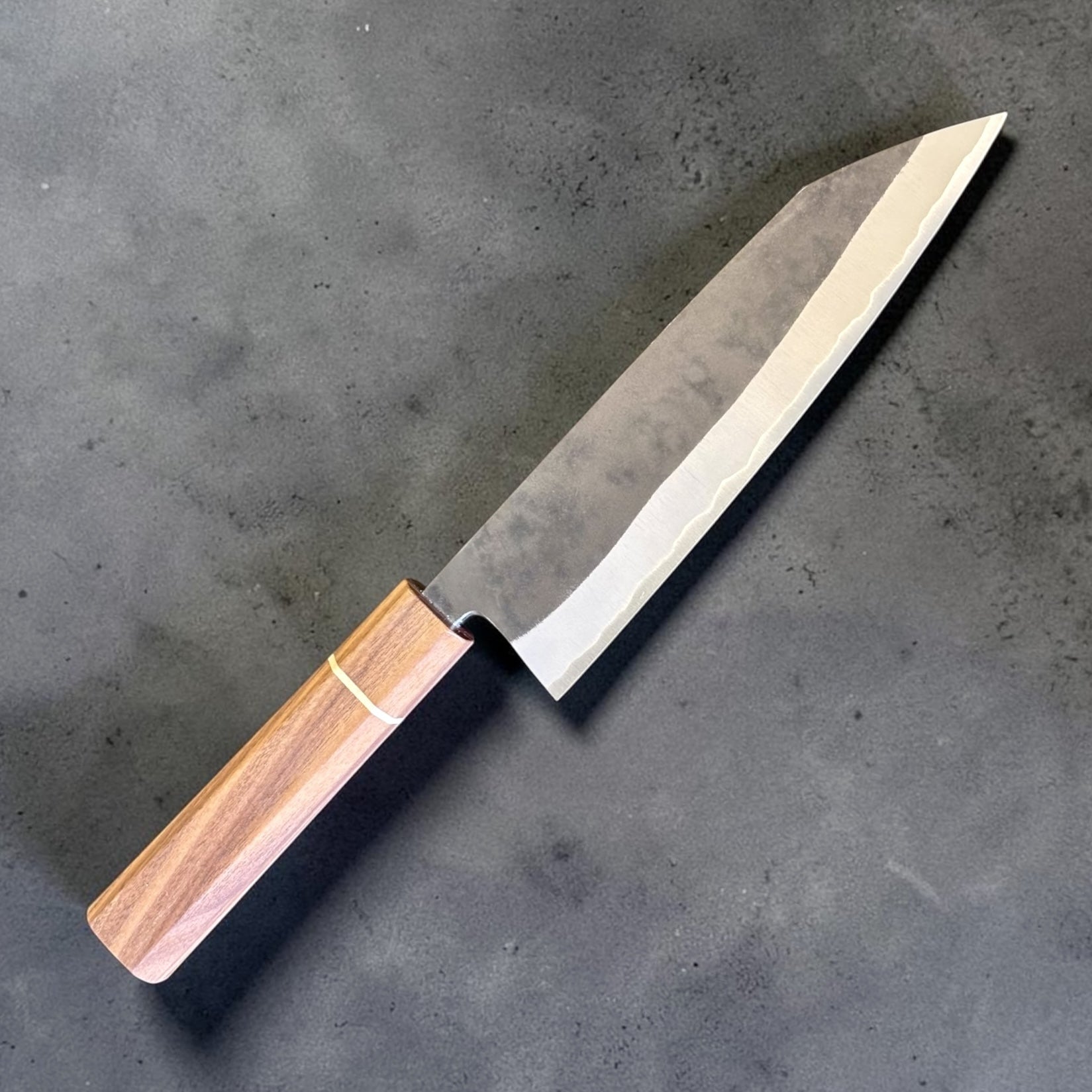 Riferimento posteriore di tre quarti della geometria della lama Imai AS Kurouchi Bunka 183mm; venduta qui senza manico