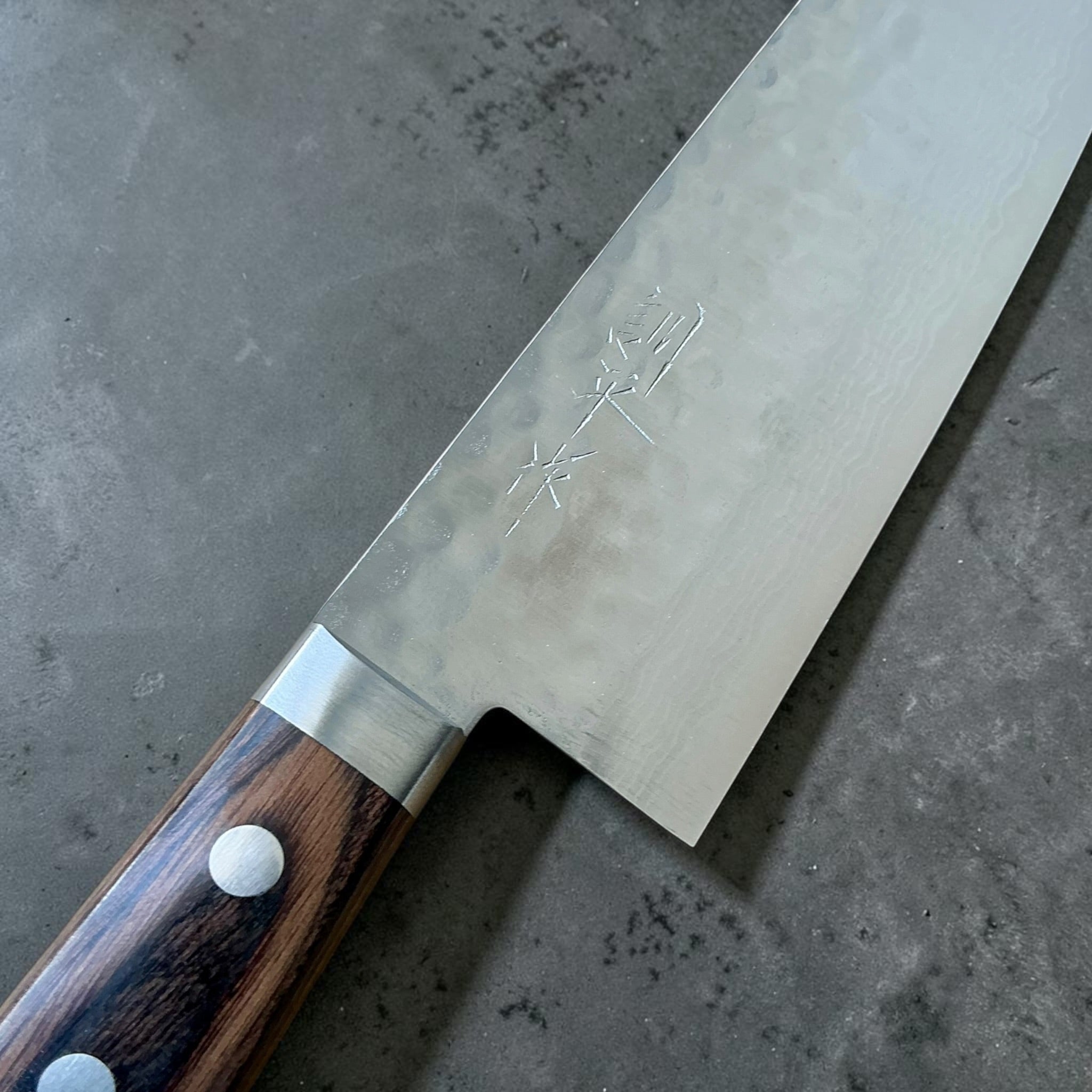 Masutani Kokuryu VG10 Damascus Tsuchime Santoku 170mm – maker mark detail