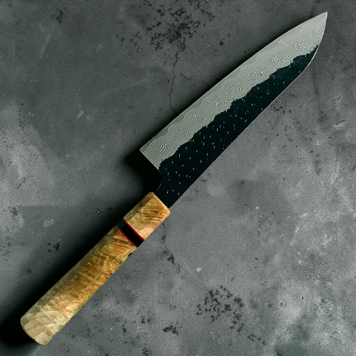 Nigara SG-STRIX Kurouchi Damascus Gyuto 210mm, Prisma goudkleurig wortelhout & accentring, achterzijde #handle_prisma golden burl & accent ring
