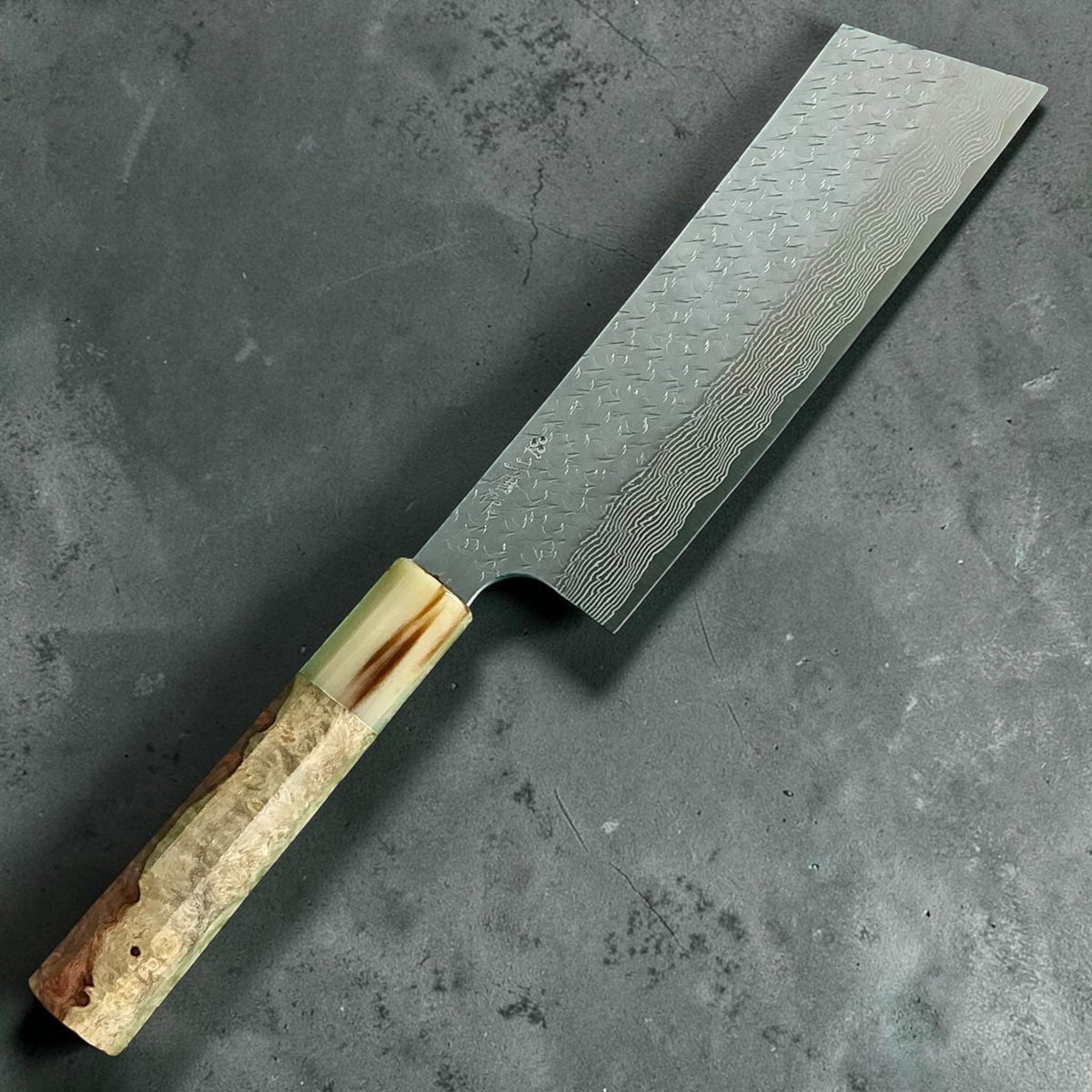 Nigara SG-STRIX Damascus Hakata Nakiri met handvat 2 van Amboyna-wortelhout en hoorn, vooraanzicht #handle_amboyna burl & horn 2