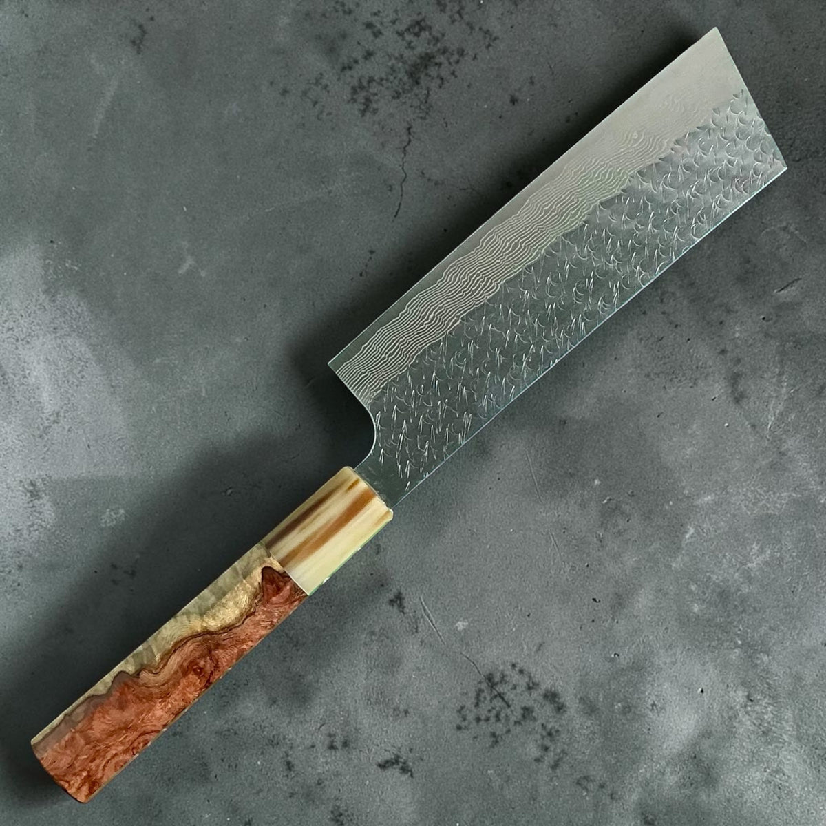 Nigara SG-STRIX Damascus Hakata Nakiri con manico 2 in radica di Amboyna e corno, vista posteriore #handle_amboyna burl & horn 2
