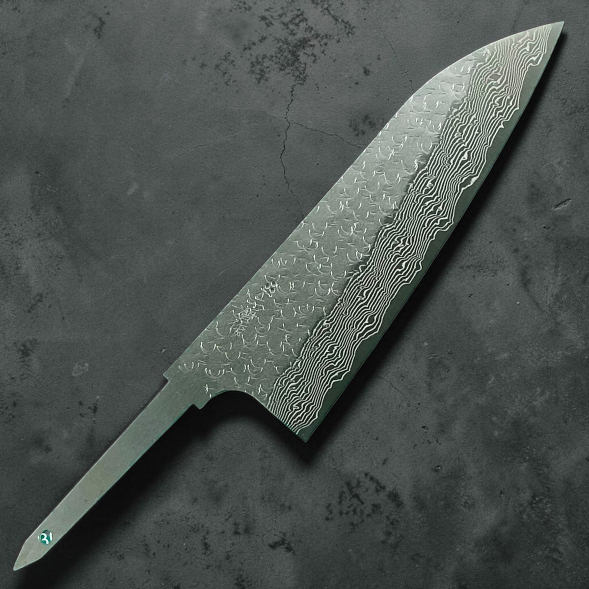 Nigara SG-STRIX Damascus Santoku 165mm, lame seule, vue avant montrant le revêtement Damascus et la soie #handle_blade only