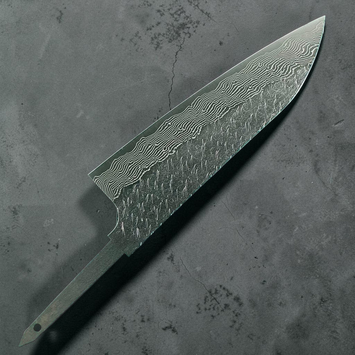 Nigara SG-STRIX Damascus Santoku 165mm : lame seule, vue de dos montrant la finition martelée et la soie #handle_blade only