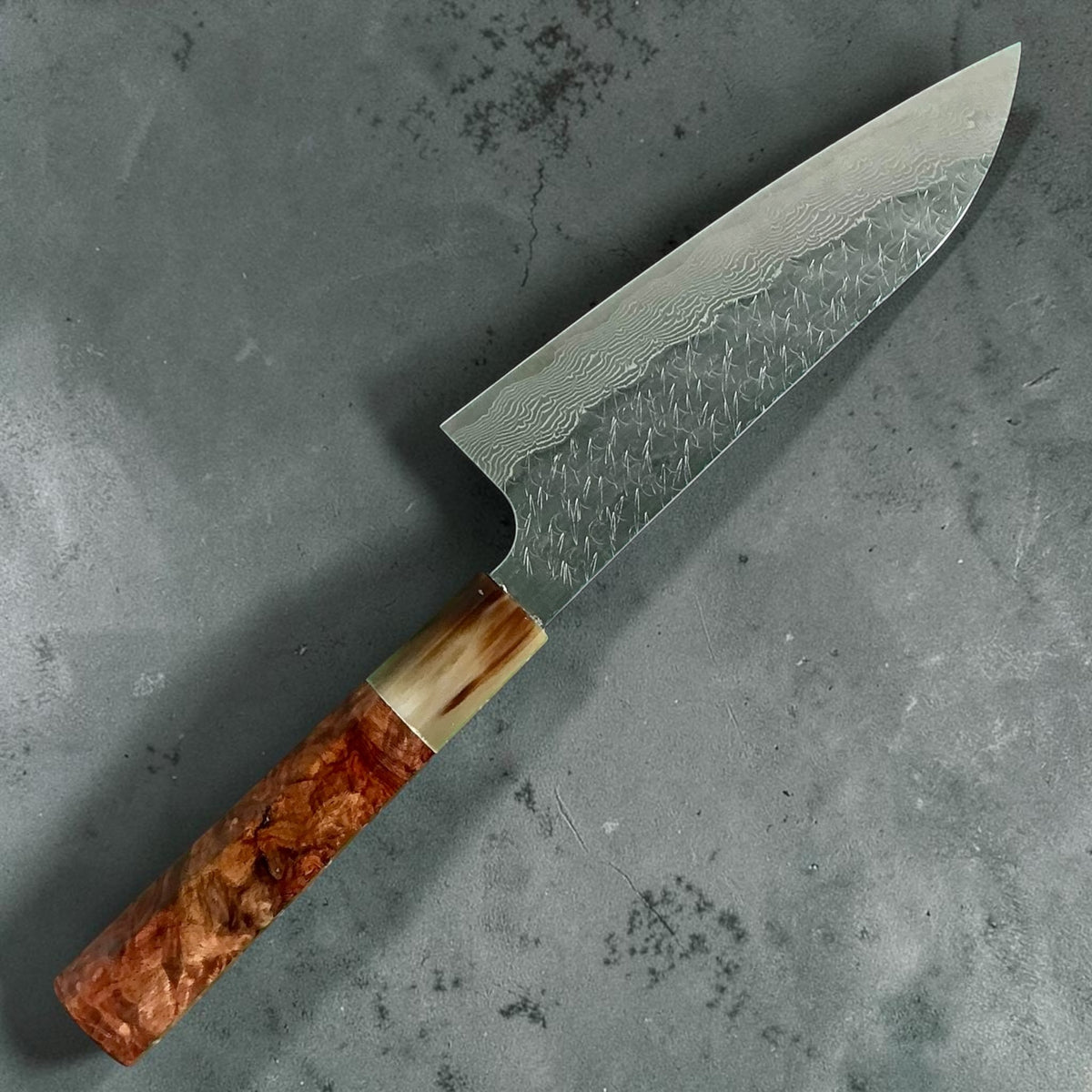 Nigara SG-STRIX Damascus Santoku 165mm avec amboyna rouge et manche en corne, vue de dos #handle_red amboyna & horn