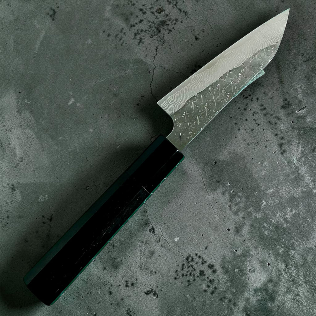 Nigara STRIX Petty 125 mm con manico ebano massello e corno, vista posteriore angolata #handle_mono ebony & horn