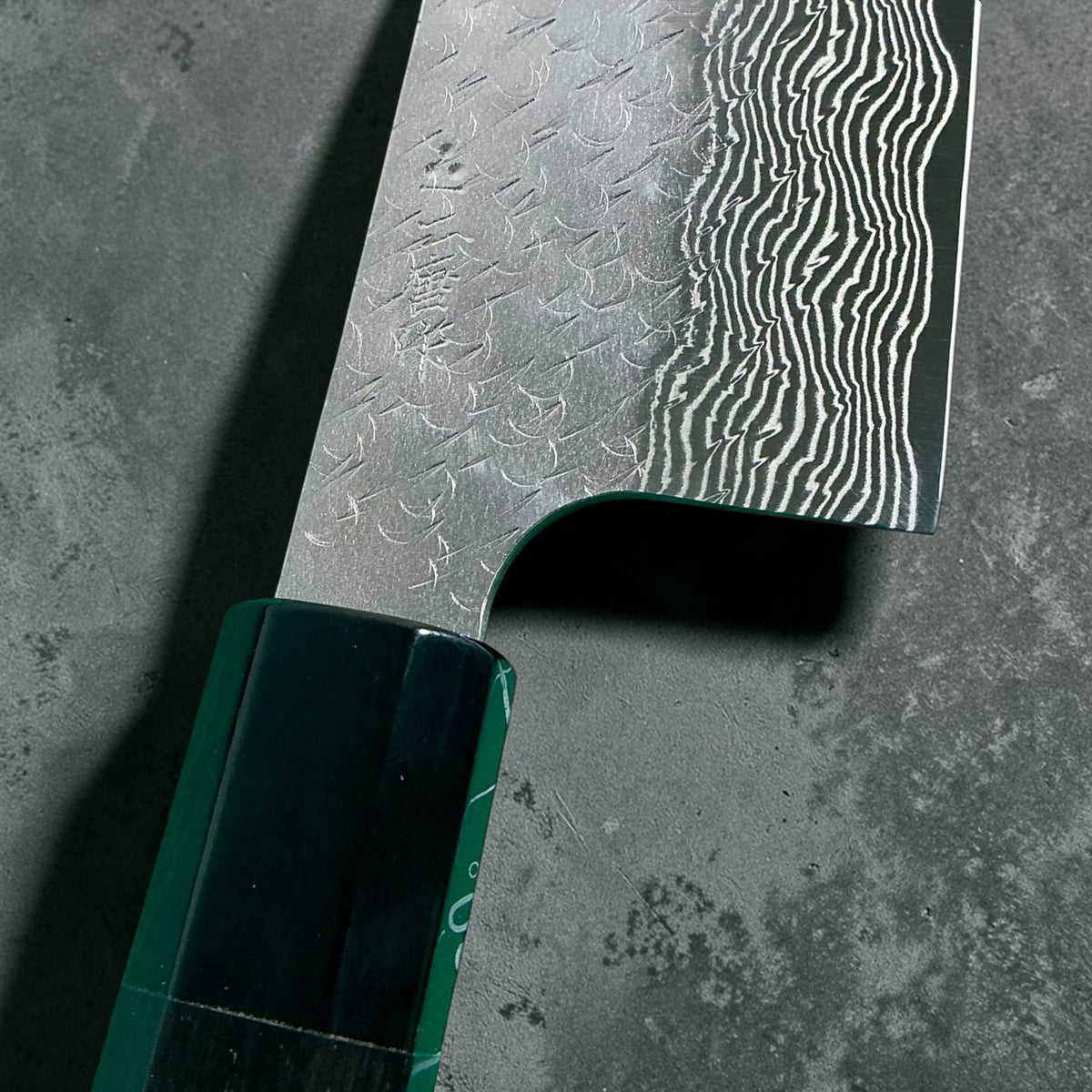 Nigara STRIX Tsuchime Damascus Gyuto 240mm met handvat van massief ebbenhout en hoorn, detail van lemmet, makersmerk en hoornen heftkraag