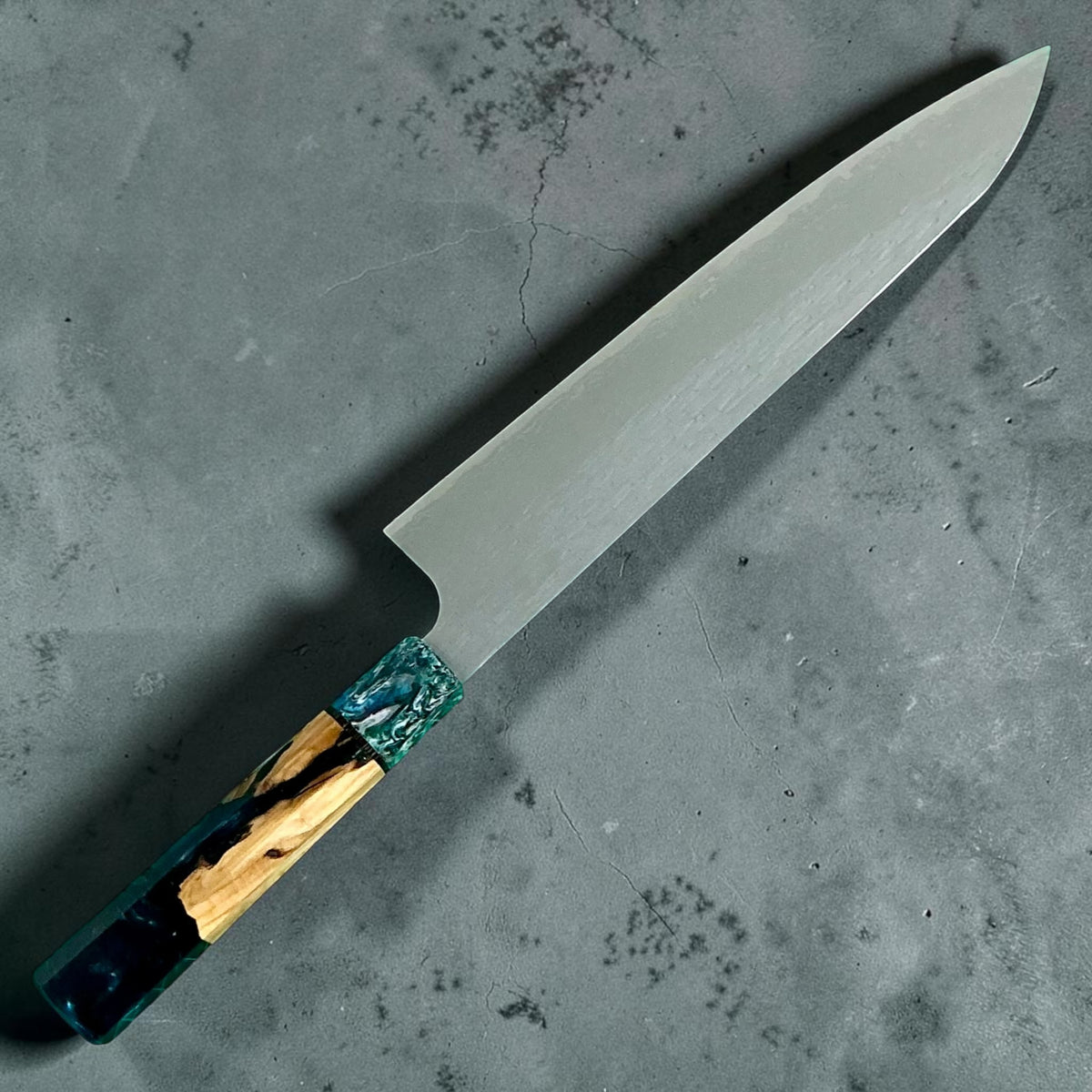 Nigara VG-XEOS Tsuchime Gyuto 255mm con manico Prisma Lagoon, vista posteriore #handle_prisma lagoon