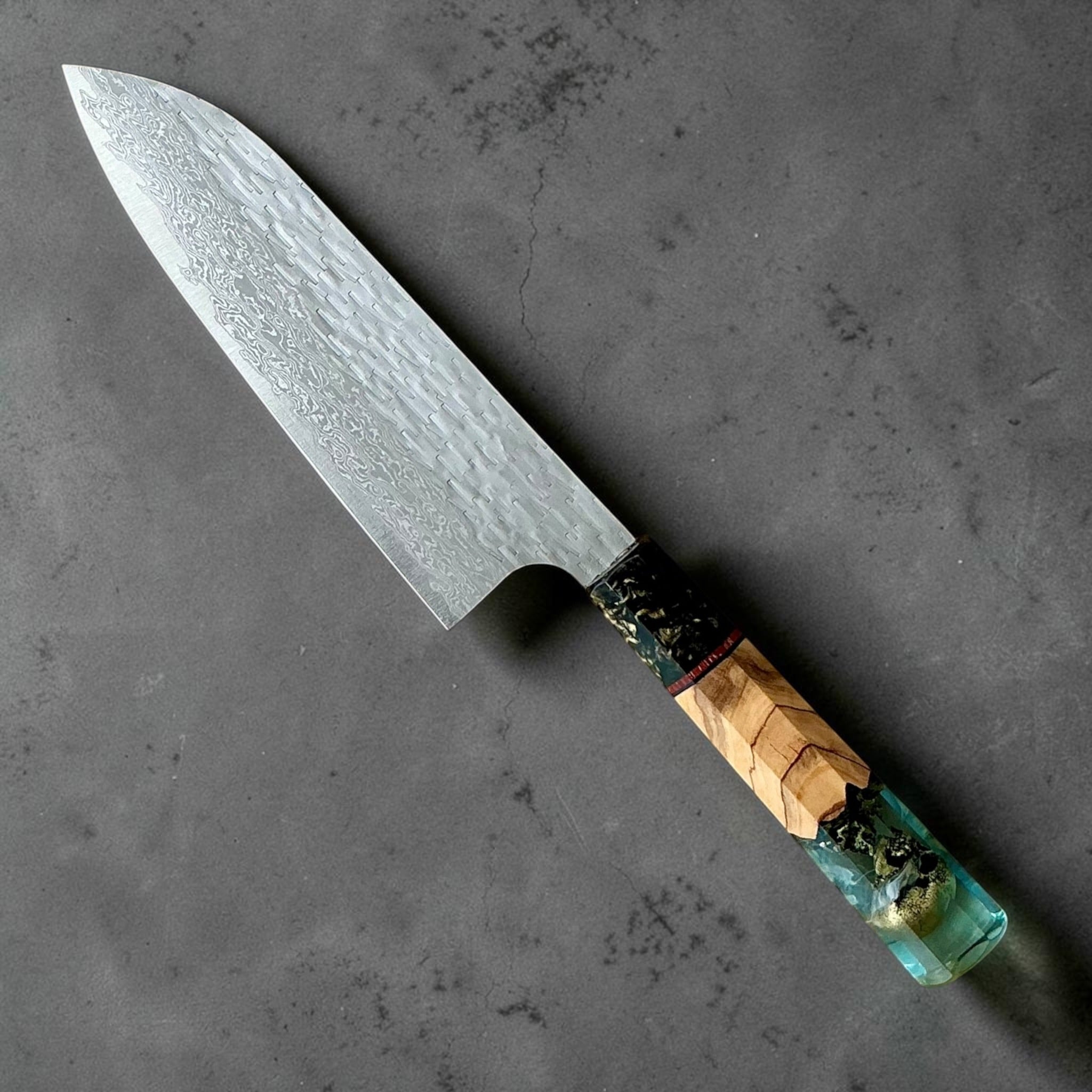 Nigara VG-XEOS polished tsuchime santoku 170mm with blue-green Prisma custom handle, reverse view.