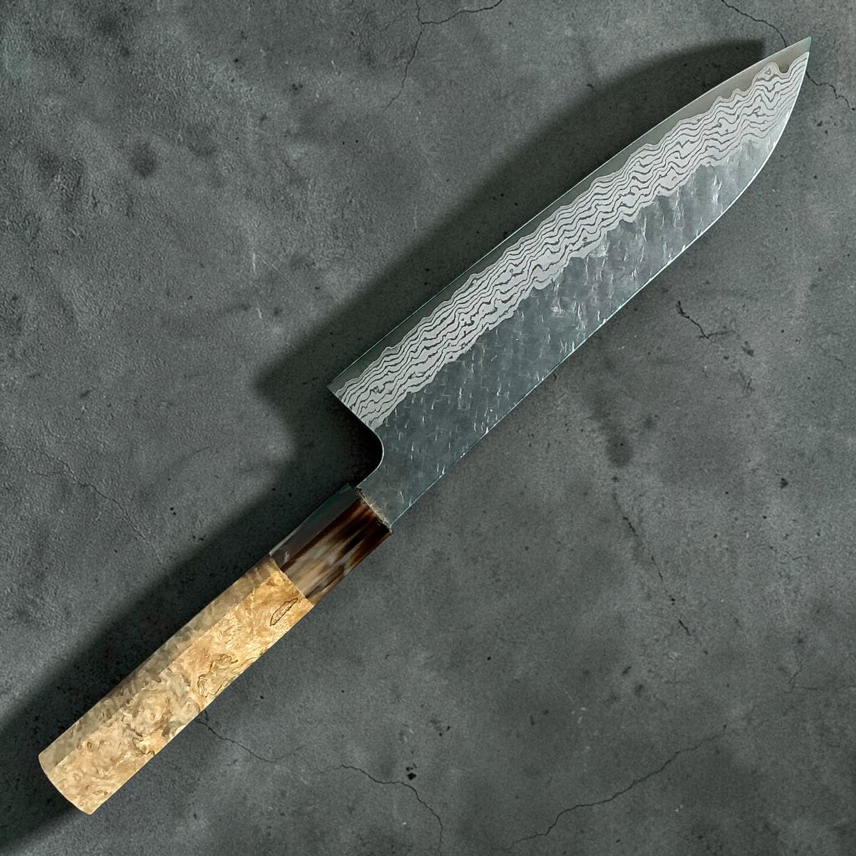 Nigara VG10 Gyuto 210mm, Amboyna & hoorn met contrast No. 1, achteraanzicht #handle_amboyna & horn contrast no. 1