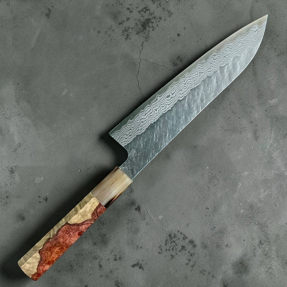 Nigara VG10 Gyuto 210mm, Amboyna & corno contrasto No. 2, vista posteriore #handle_amboyna & horn contrast no. 2