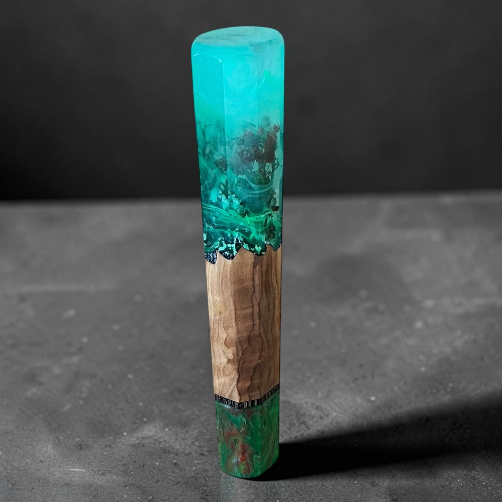 Manico wa personalizzato Prisma Knife — Emerald Tide in resina verde e legno naturale