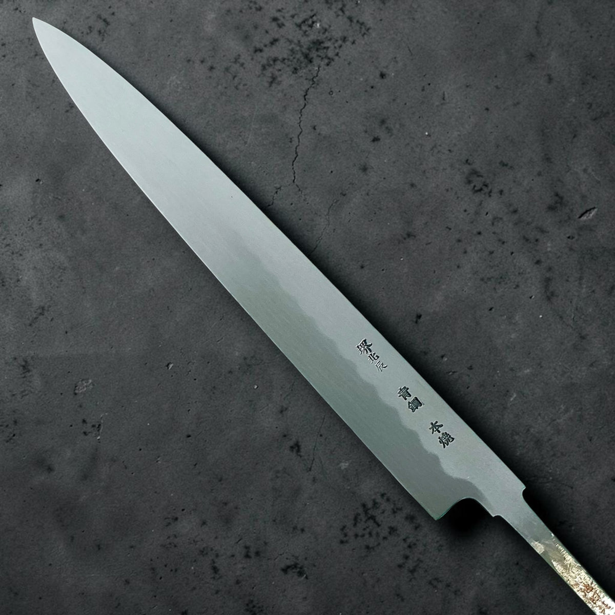 Sakai Hokushin Aogami No. 2 Honyaki Wa-Sujihiki 275mm, samo ostrze, pełny widok strony z grawerunkiem #handle_blade only