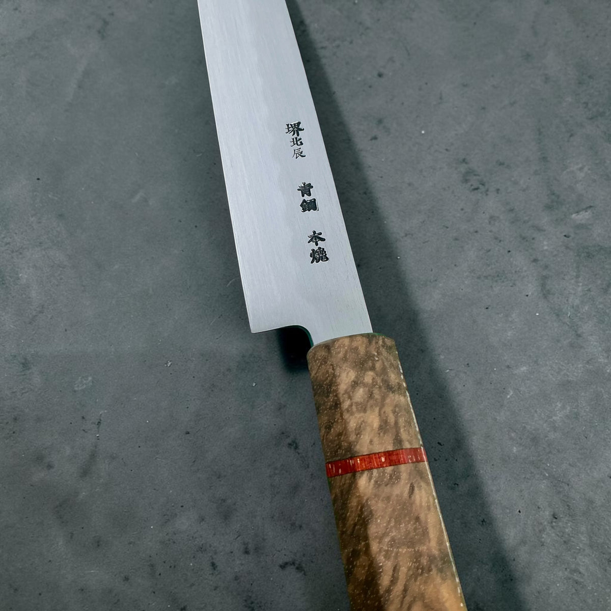 Sakai Hokushin Aogami No. 2 Honyaki Wa-Sujihiki 275mm, zbliżenie grawerunku i rękojeści Prisma #handle_prisma handle