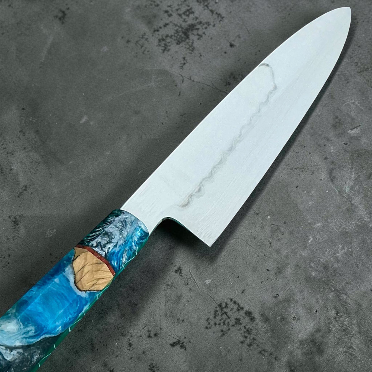 Sakai Hokushin Ikeda x Nomura Blue No. 2 oil-honyaki gyuto 245mm, reverse blade and Prisma handle detail #handle_prisma handle