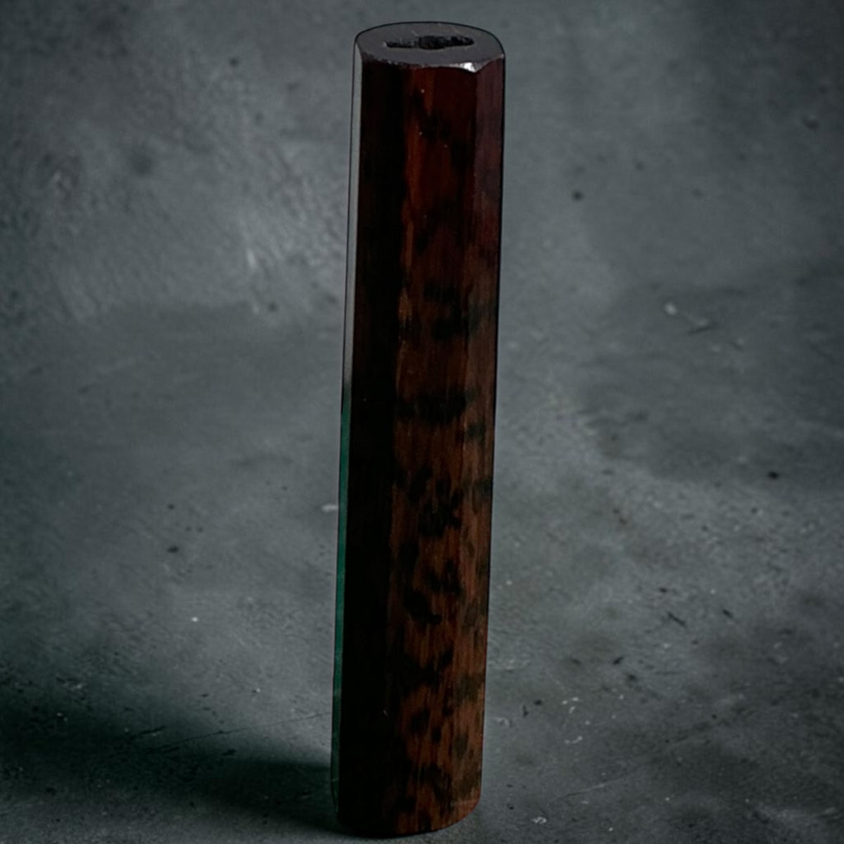 Impugnatura Snakewood wa che mostra grano figurato scuro e apertura del codolo