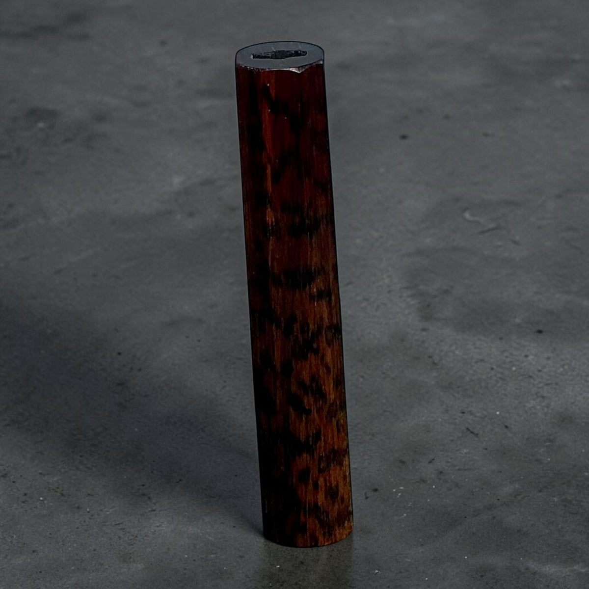 Seconda vista di legno di serpente wa manico che mostra il suo motivo a grana naturale