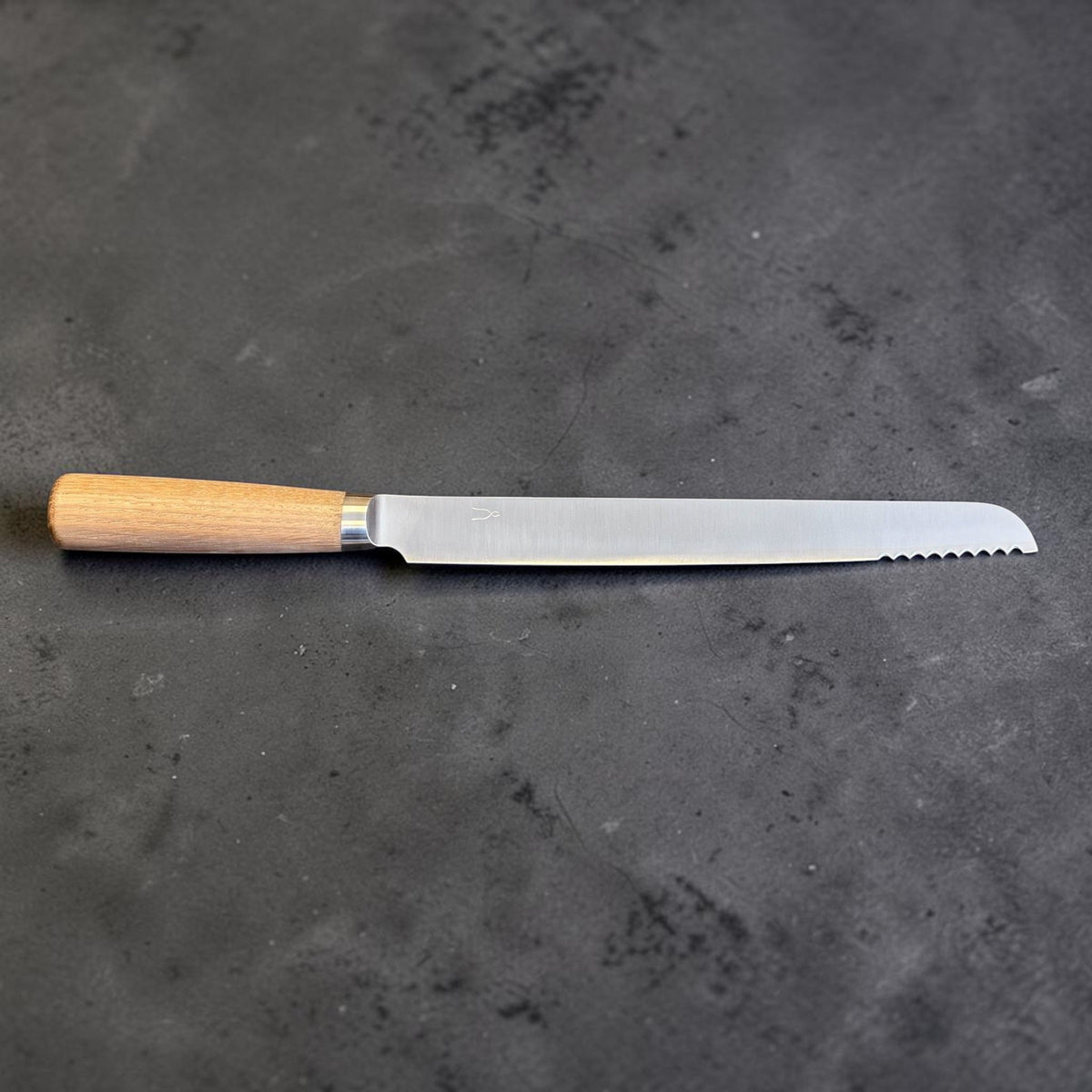 Tadafusa SLD Coltello da pane con manico in legno chiaro, profilo laterale completo che mostra la forma della lama e la dentellatura parziale.