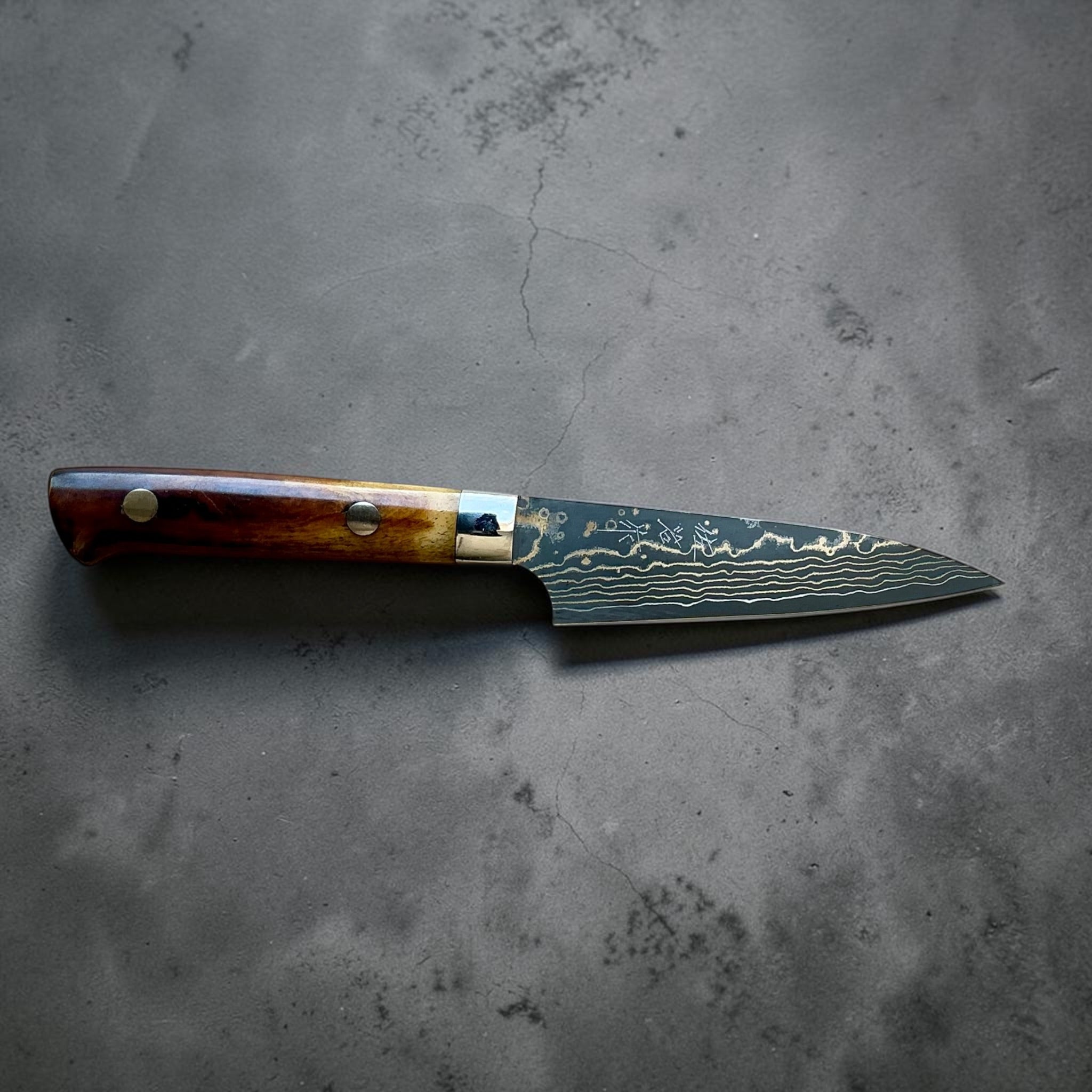 Takeshi Saji VG-10 Gold Damascus Petty 90 mm met westers heft van koeienbeen, volledig zijaanzicht.