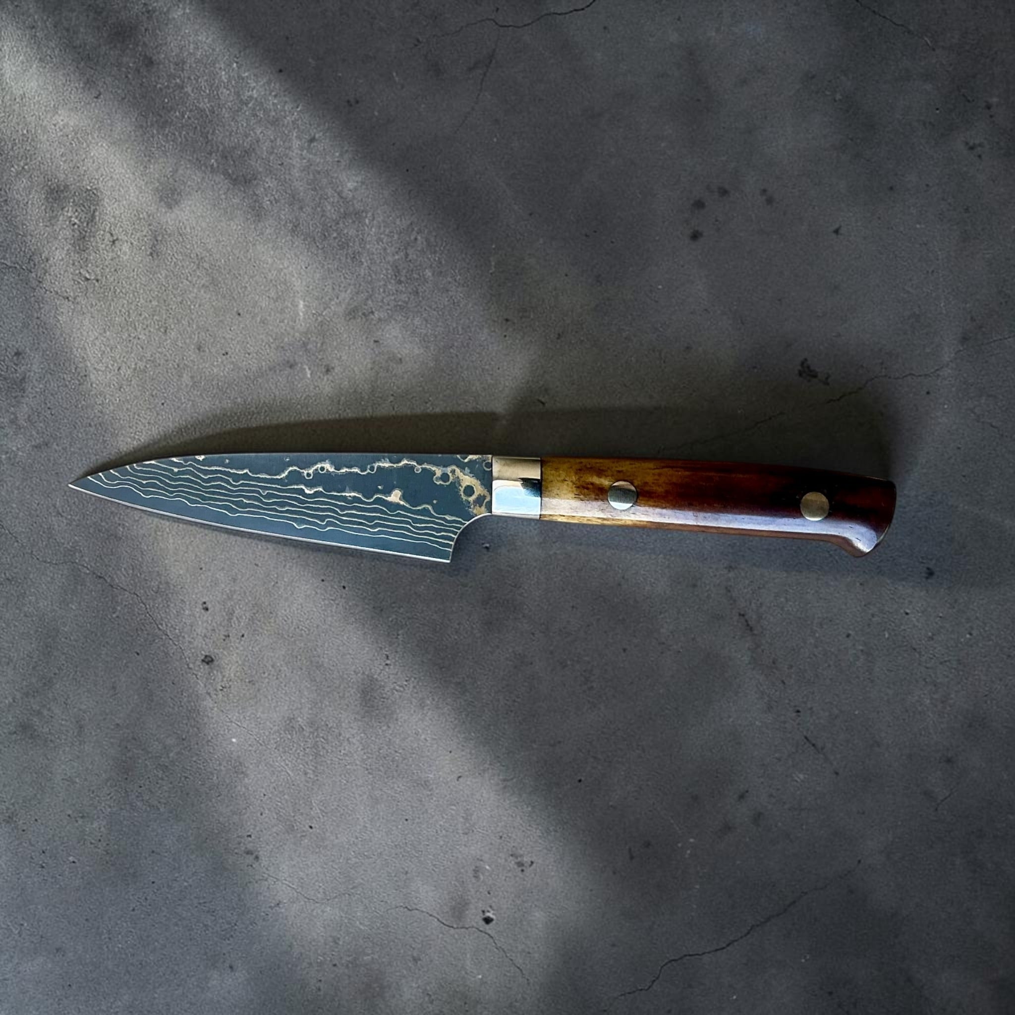 Takeshi Saji VG-10 Gold Damascus Petty 90 mm, volledig profiel van de andere zijde.