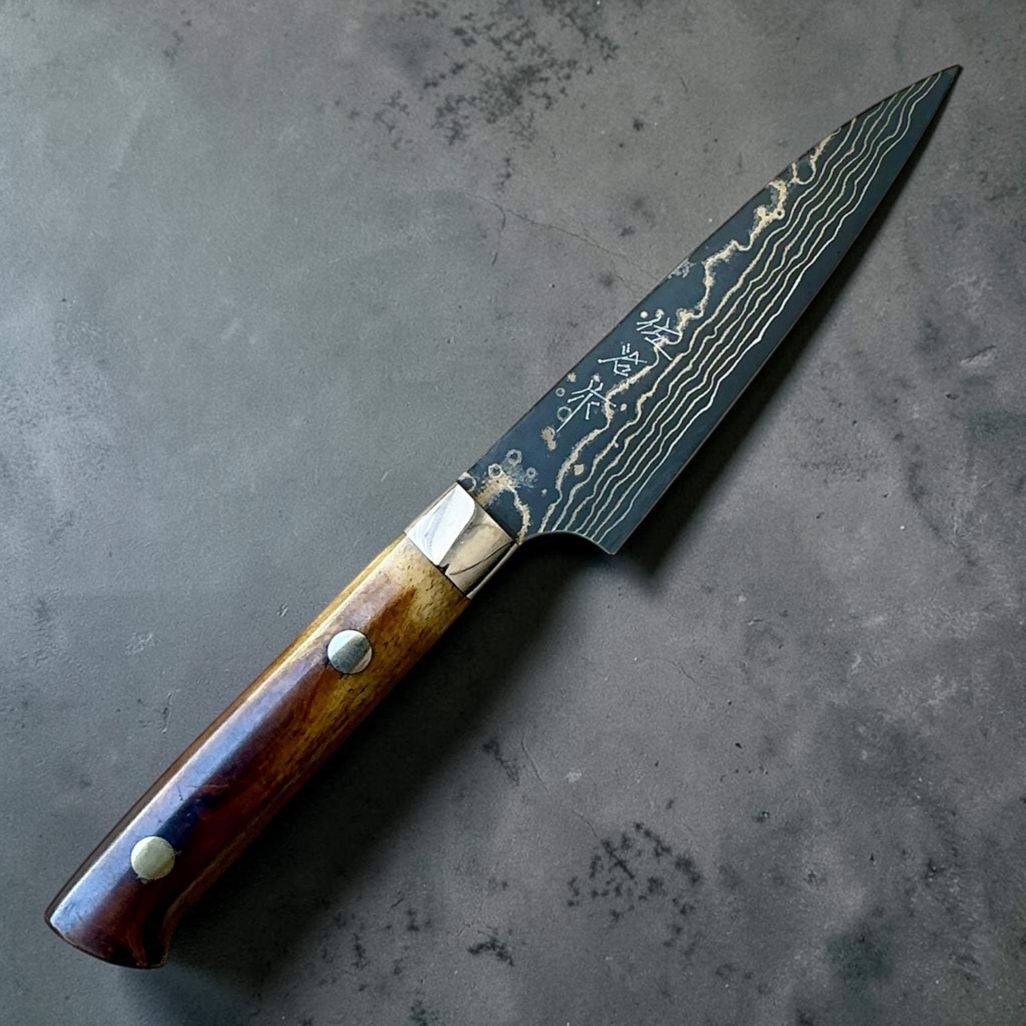 Takeshi Saji VG-10 Gold Damascus Petty 90 mm, dettaglio del marchio e del manico.