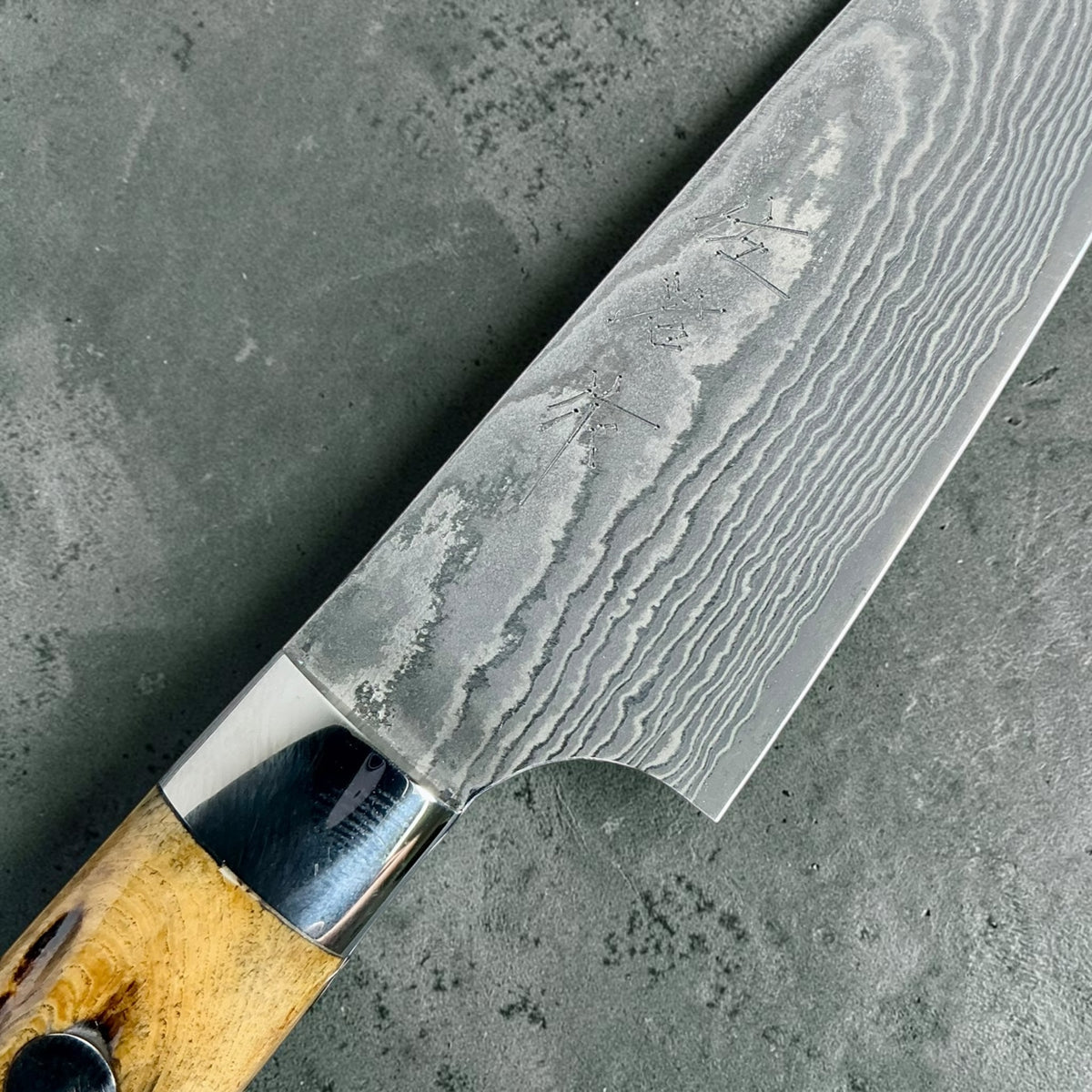 Takeshi Saji VG-10 Kuro Damascus Petty 90 mm – close-up of the Damascus blade, maker’s engraving and bolster