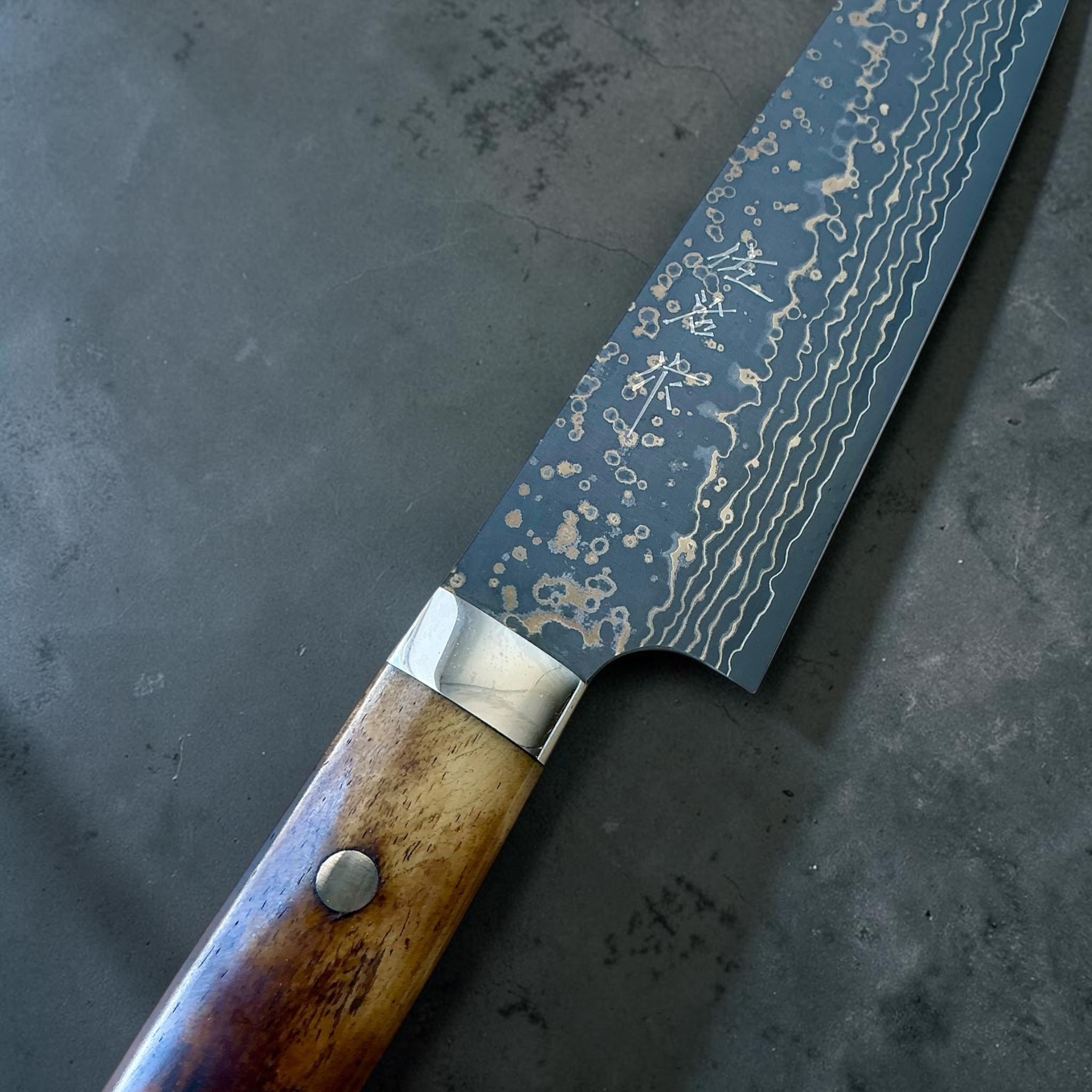 Takeshi Saji VG-10W Gold Damascus Gyuto 180 mm, maker mark and gold Damascus close-up.